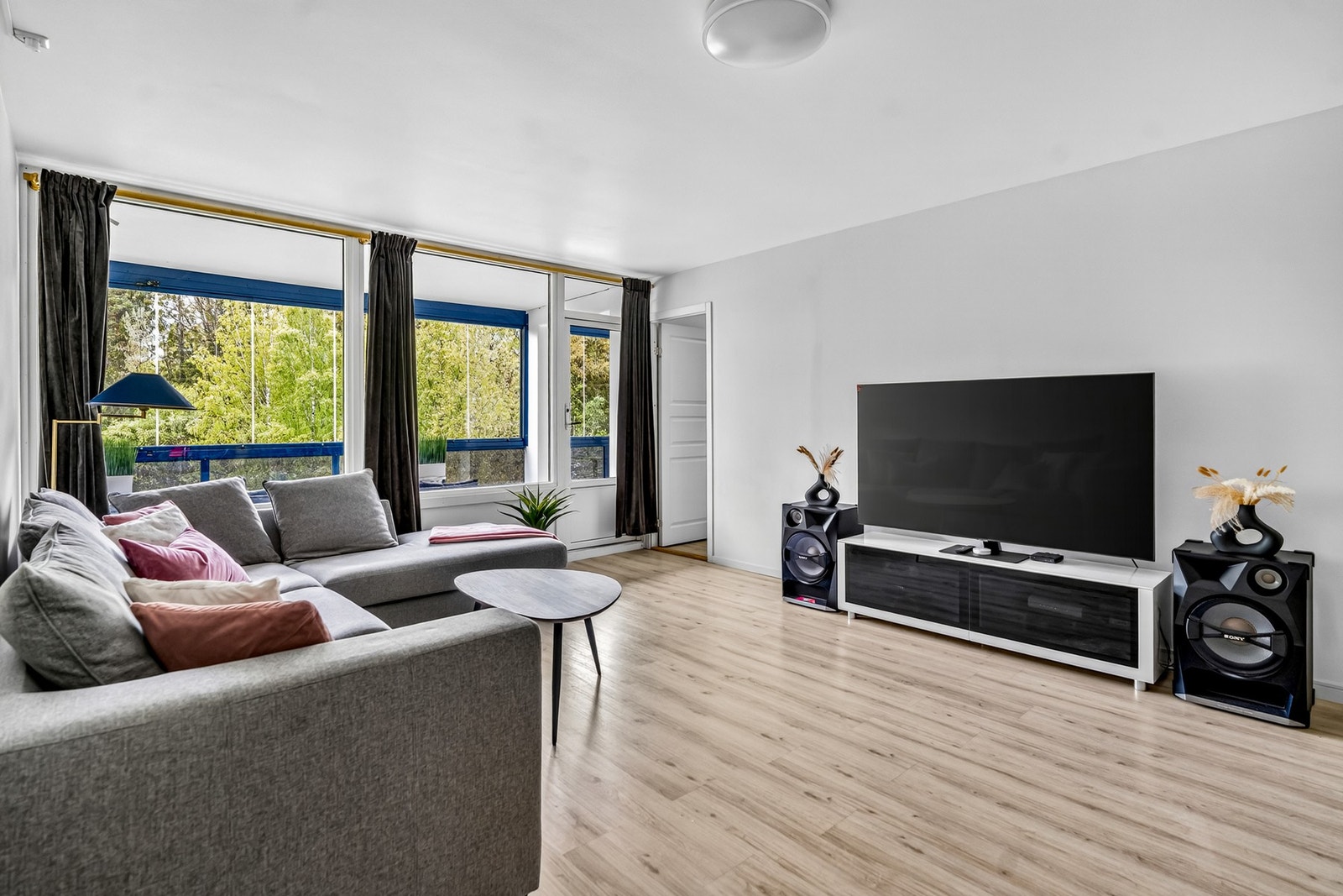 Fra stuen er det utgang til den sydvestvendte innglassede balkongen. Galleribilde