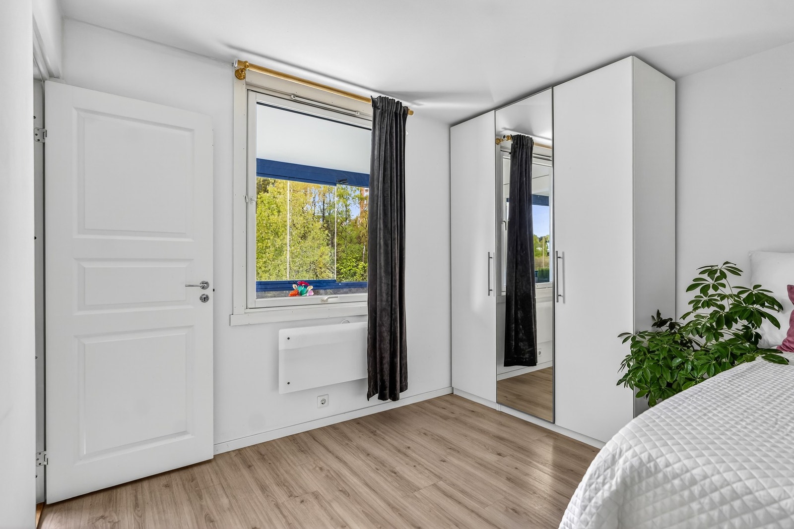 Rommet vender mot rolige omgivelser. Her sover du godt og uforstyrret! Galleribilde