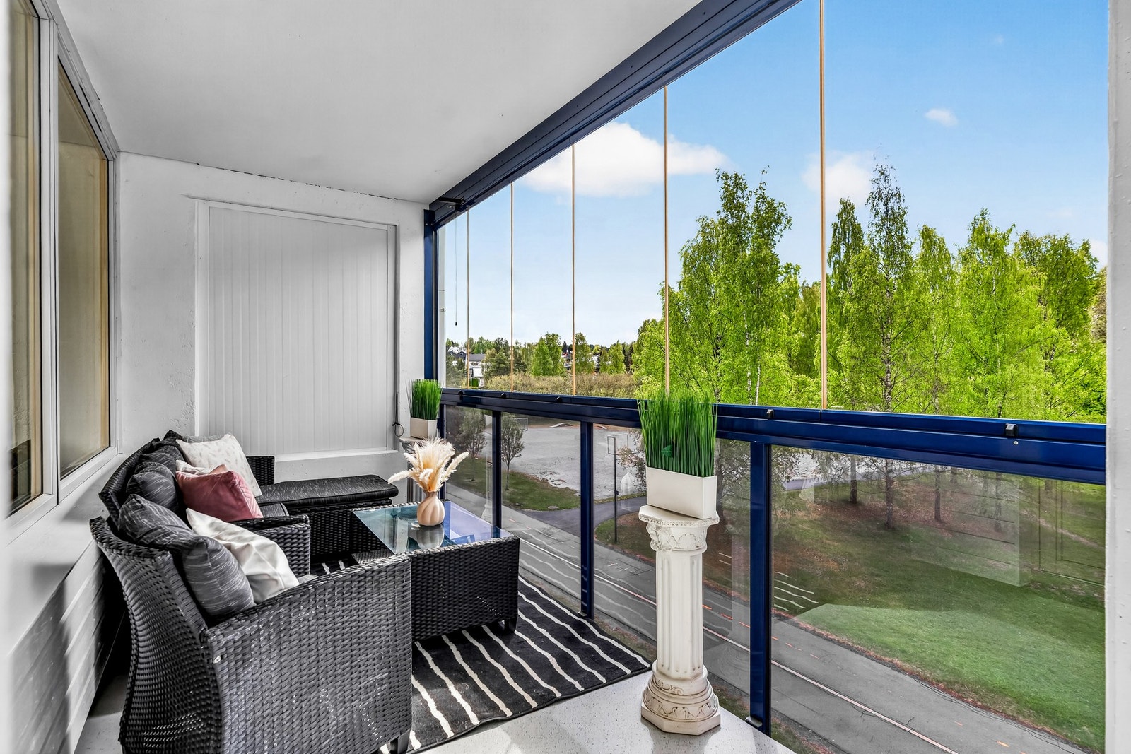 Balkongen er sydvestvendt, og på hele 14m2 med herlig solforhold. Her ute nytes virkelig de varmere dagene! Galleribilde