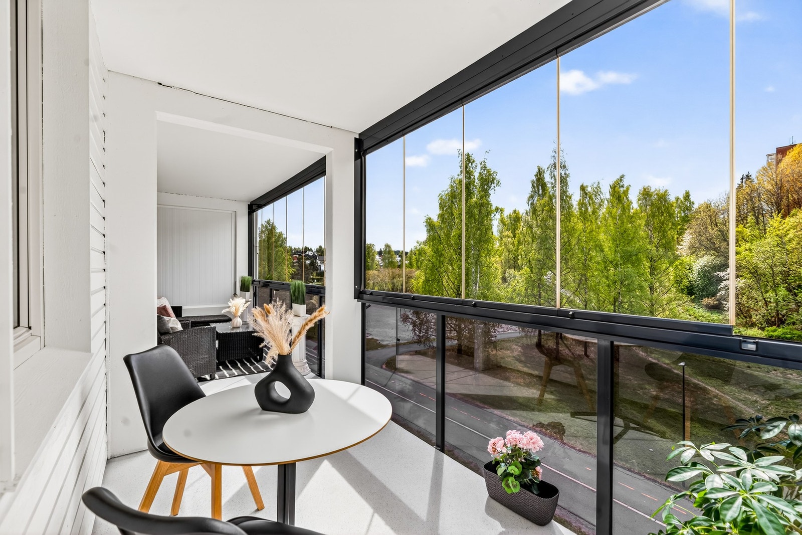 Her får du en lys og luftig 3-roms leilighet med gjennomgående planløsning på hele 109m2 BRA! Boligen har 2 innglassede balkonger og 2 gode soverom med mulighet for 3. Galleribilde