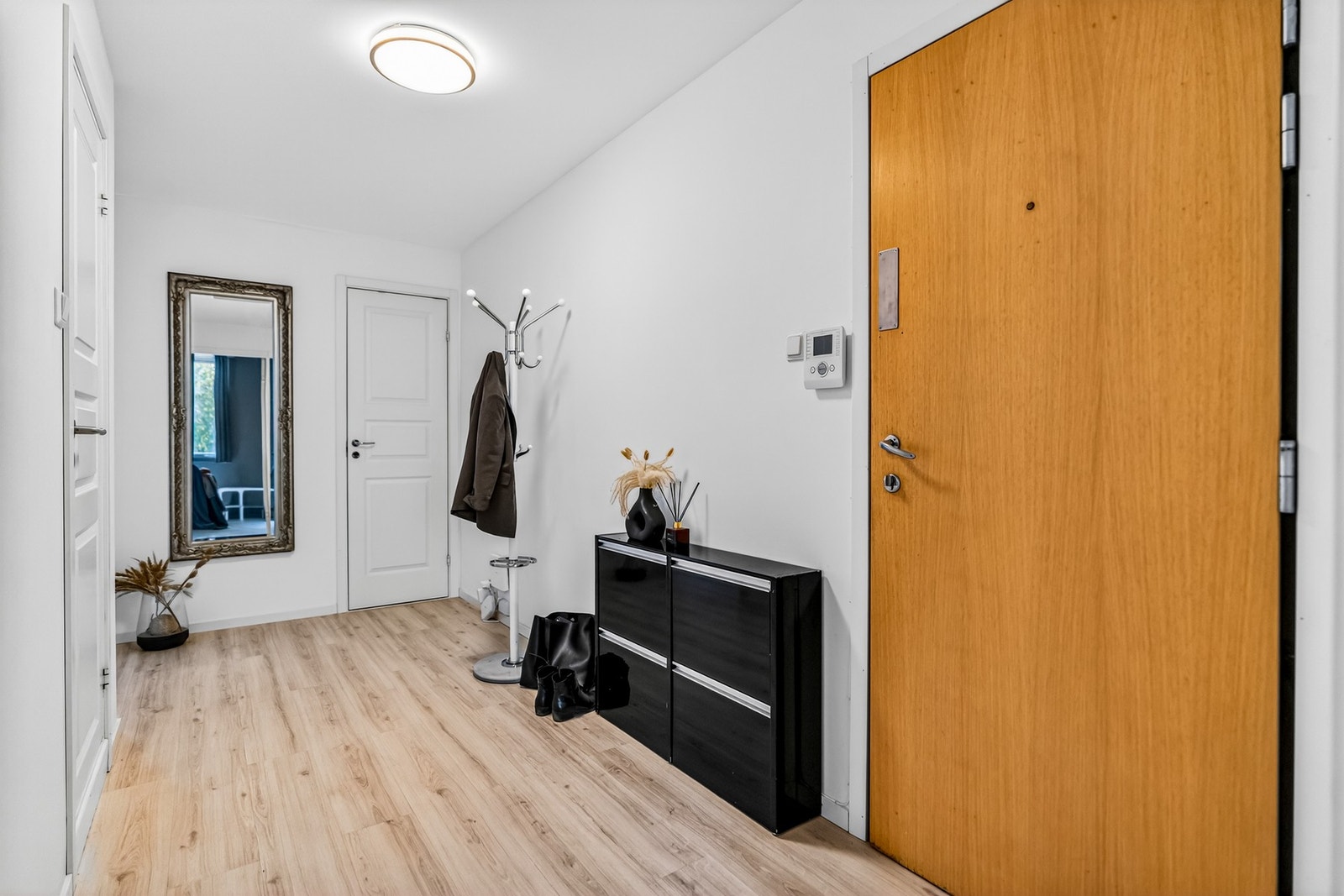 Velkommen hjem! Inngangspartiet er lyst og luftig med god plass til oppbevaring av yttertøy og sko. Galleribilde