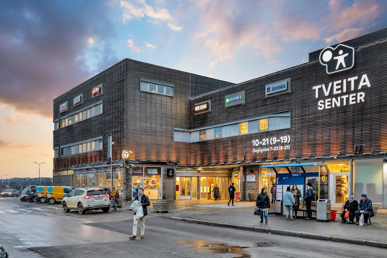 Tveita Senter tilbyr over 70 butikker og servicetilbud og ligger i gangavstand, eller ett T-banestopp unna. Haugerud senter ligger også innen gangavstand. Galleribilde