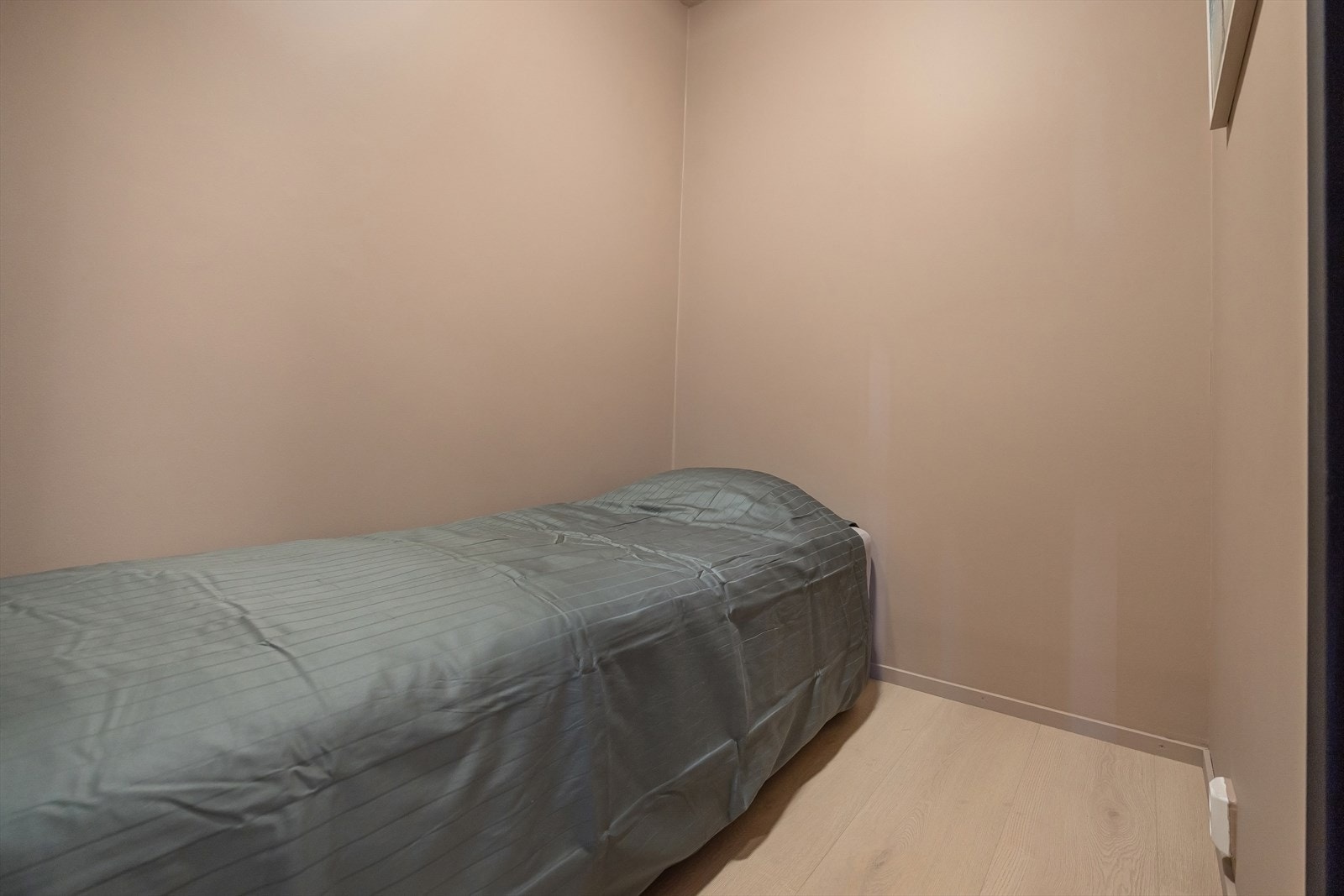 Her er det rikelig med skap- og lagringsplass. Galleribilde