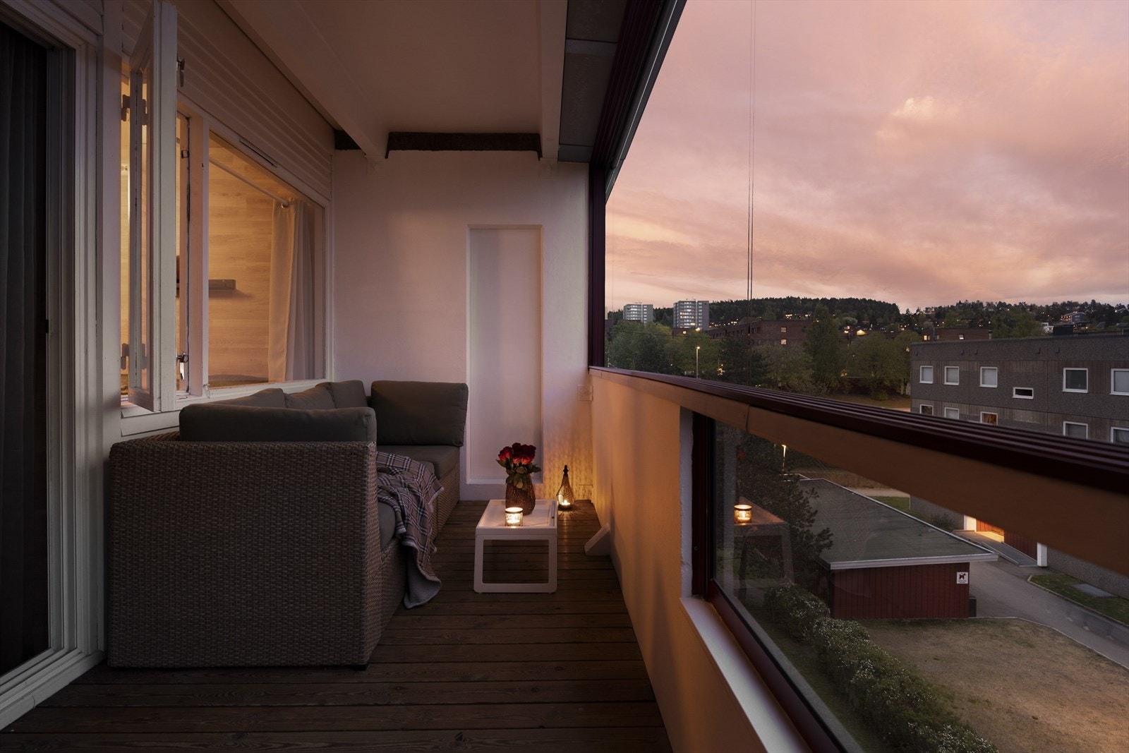 Overbygget og innglasset balkong gir en lun og hyggelig atmosfære. Galleribilde