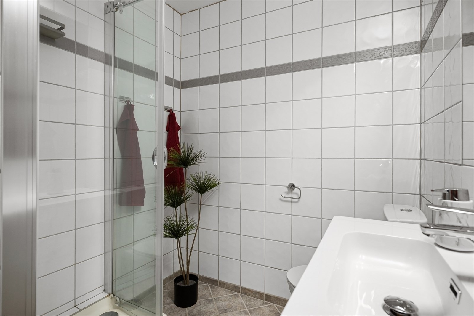 Badet ble oppgradert med ny servant og toalett i 2026. Galleribilde