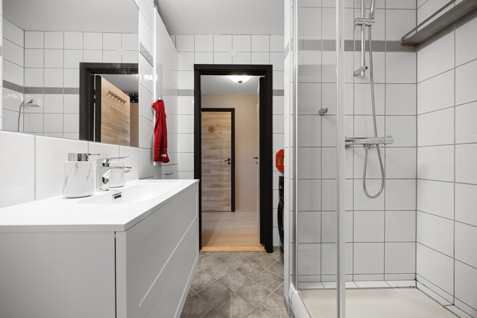 Elektriske varmekabler i gulv. Badet ble pusset opp i 2004 ifølge tidligere salgsoppgave. Galleribilde