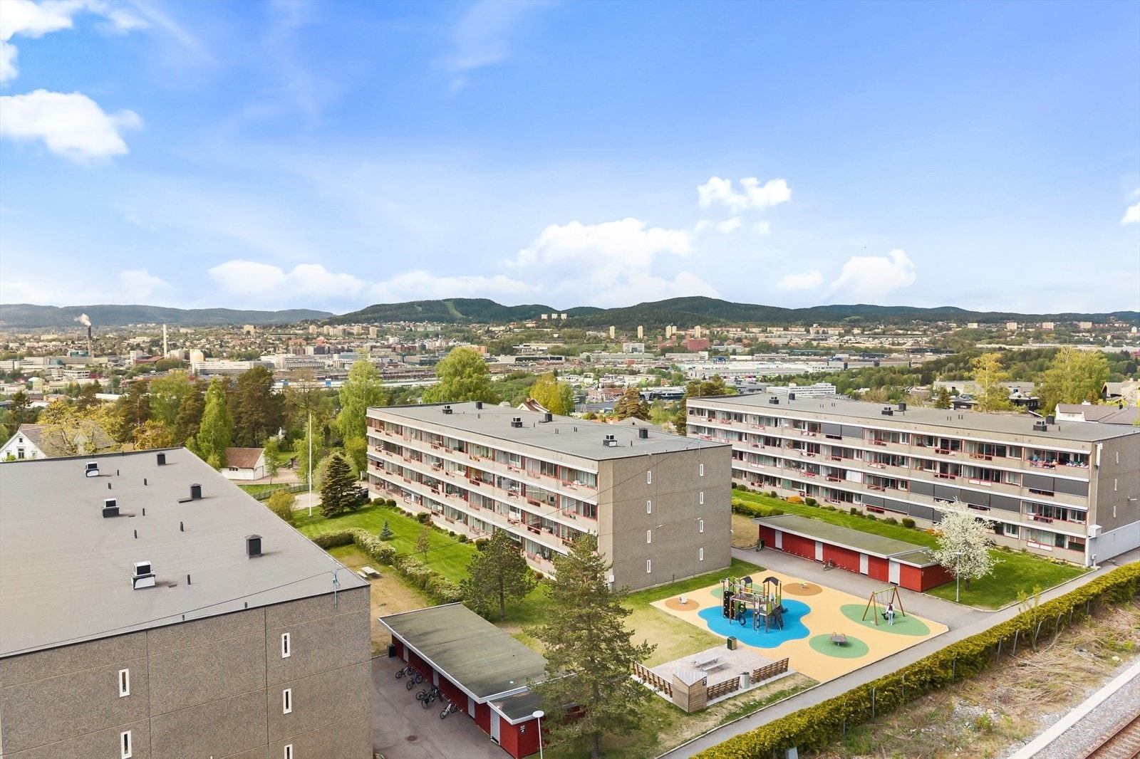 Det ble etablert en ny lekeplass foran blokken sommeren 2025. Galleribilde