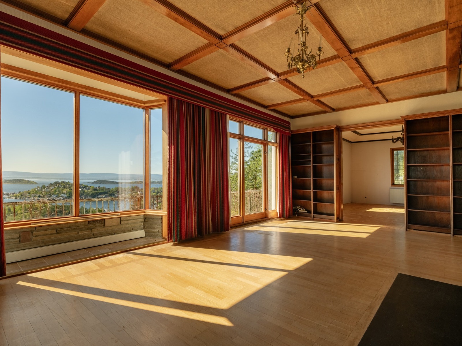 Store, gode rom med originale teakvinduer som rammer inn den fantastiske utsikten. Galleribilde