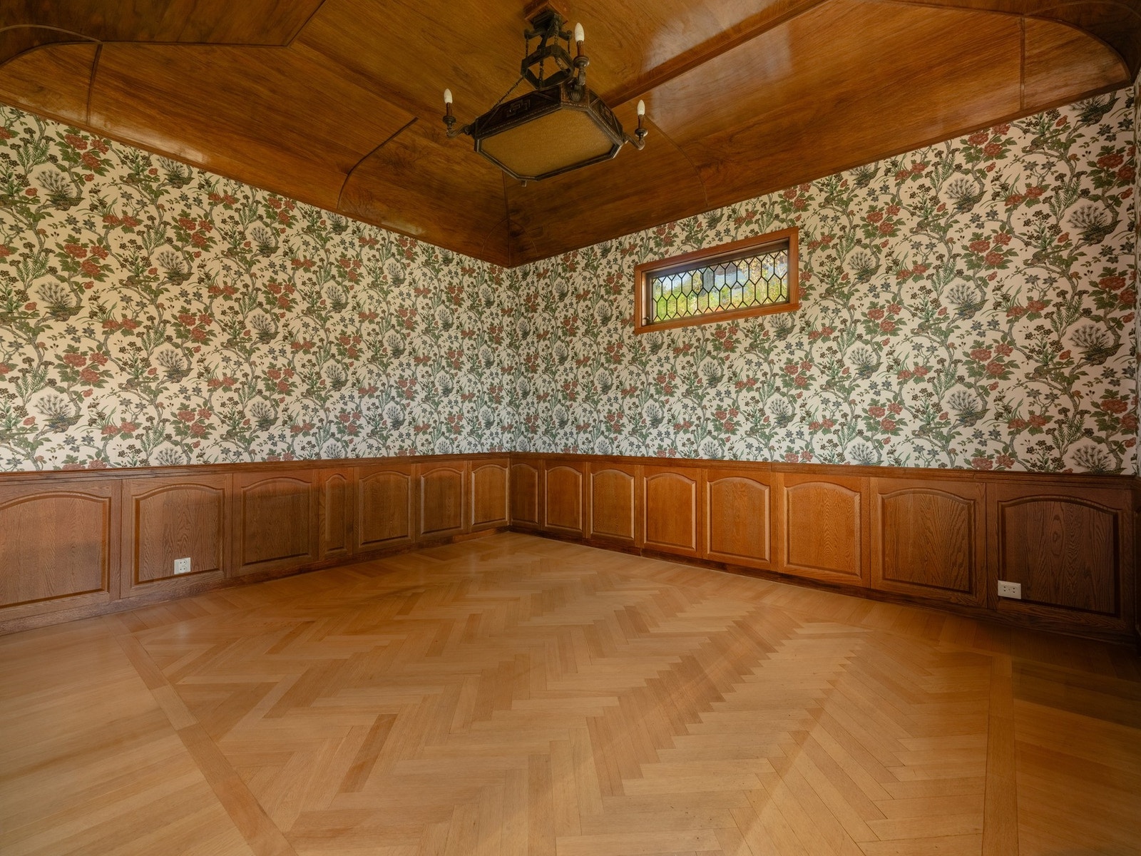 Innenfor stuen finner vi dette rommet med fantastiske detaljer! Galleribilde