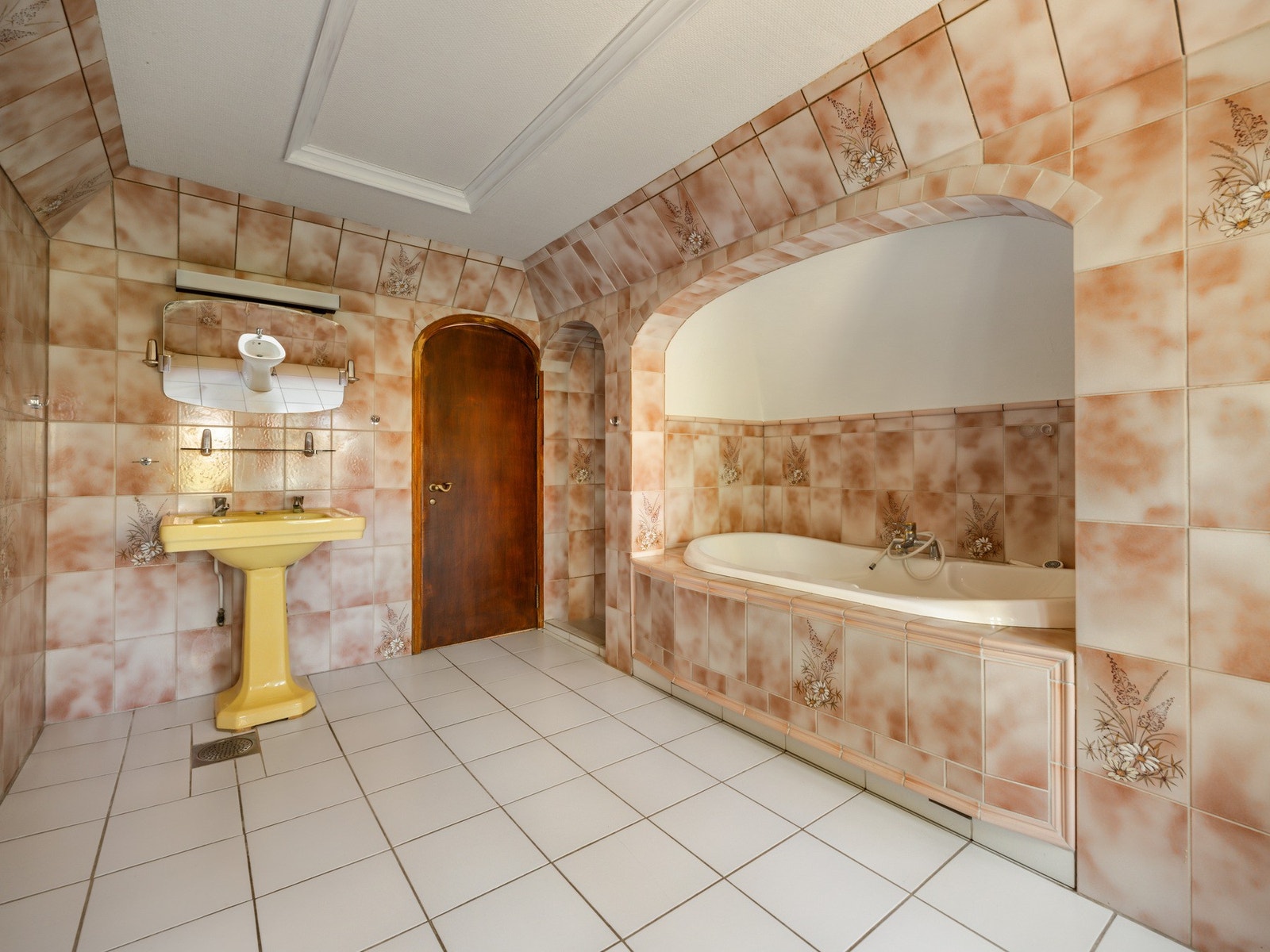 Det er en lekkasje fra badet, og den må utbedres før bruk. Galleribilde