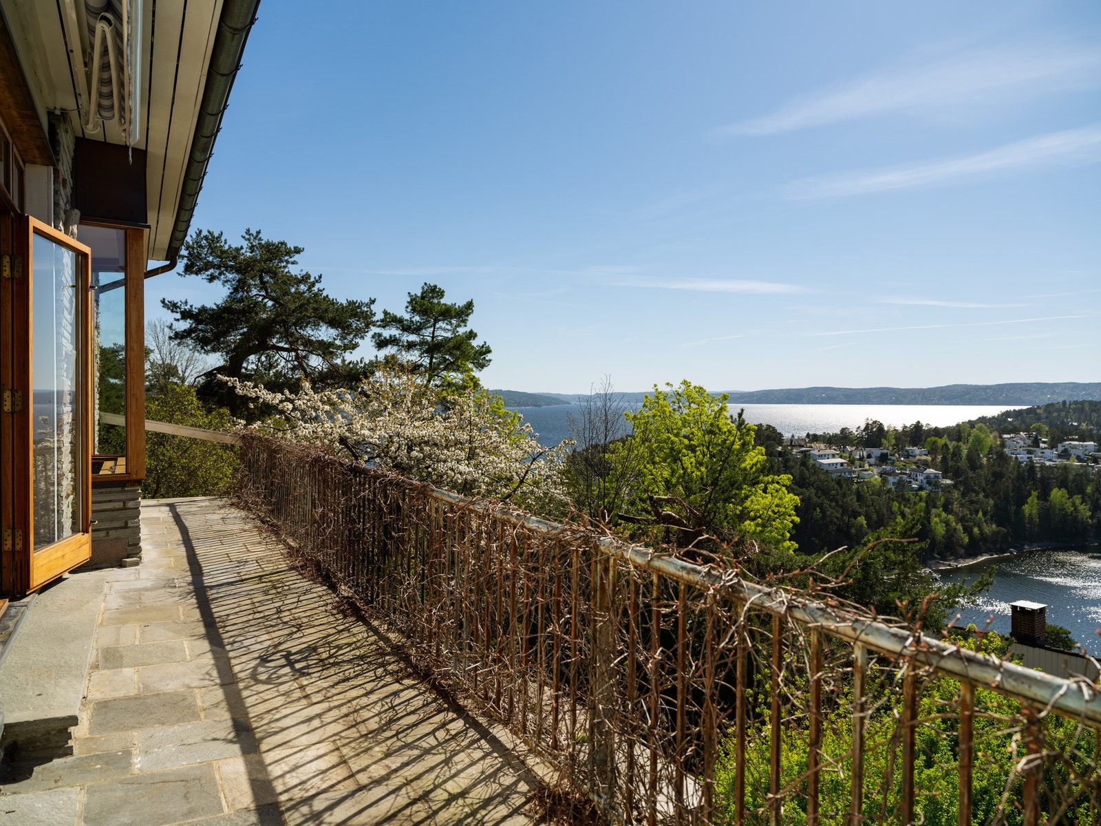 Fra balkongen får du flott utsikt over fjorden. Galleribilde