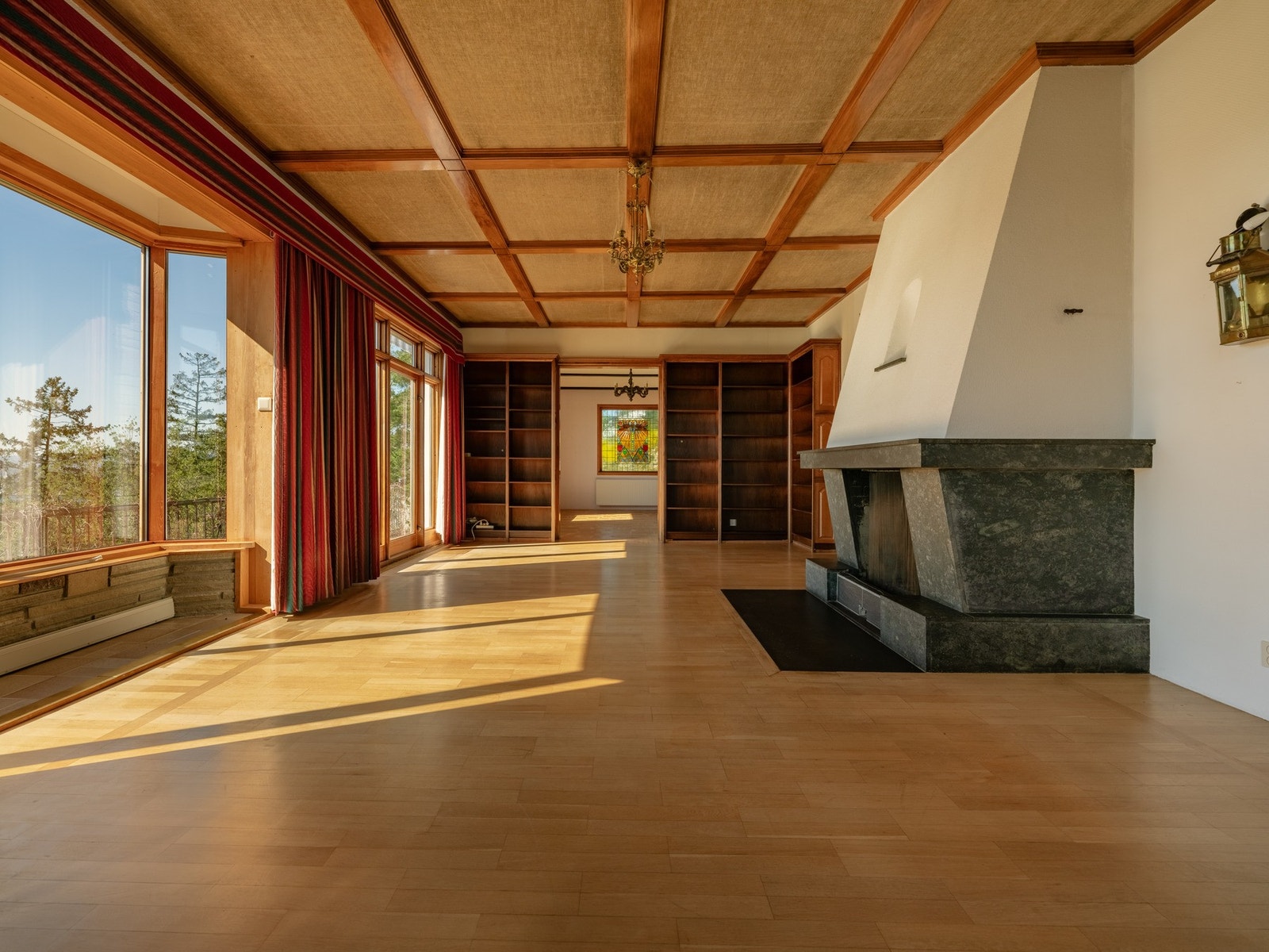 Panoramavinduer, et fantastisk tak, og et monument av en peis. Galleribilde