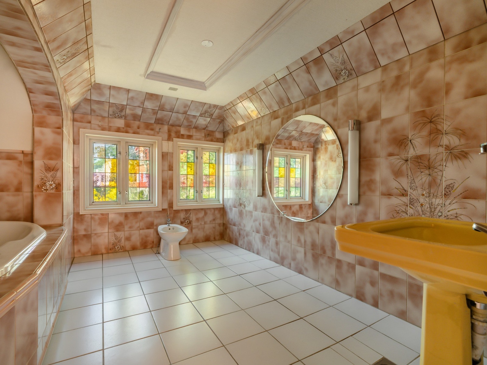 Og aporopos tidligere tiår, velkommen til hovedbadet. Galleribilde