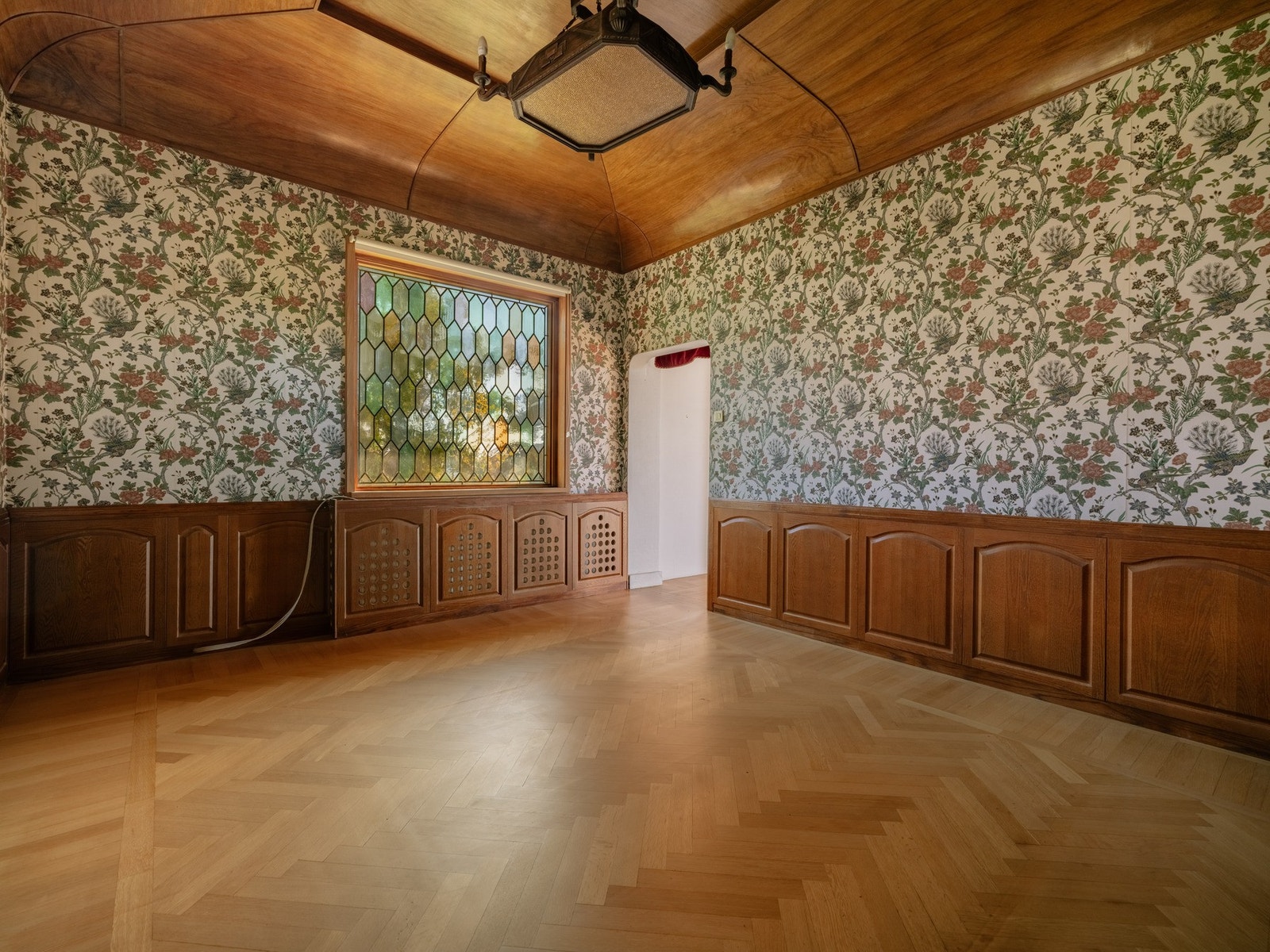 Fiskebensparkett, et nydelig tapet, blyglassvindu, og et fantastisk hvelvtak. Galleribilde