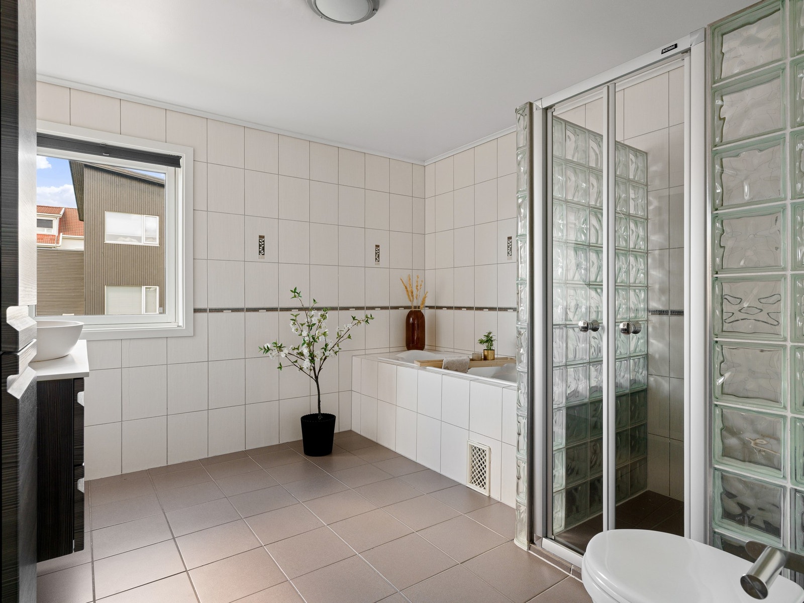 Badet har fliser på både gulv og vegger, som gir en praktisk og lettstelt overflate. Galleribilde