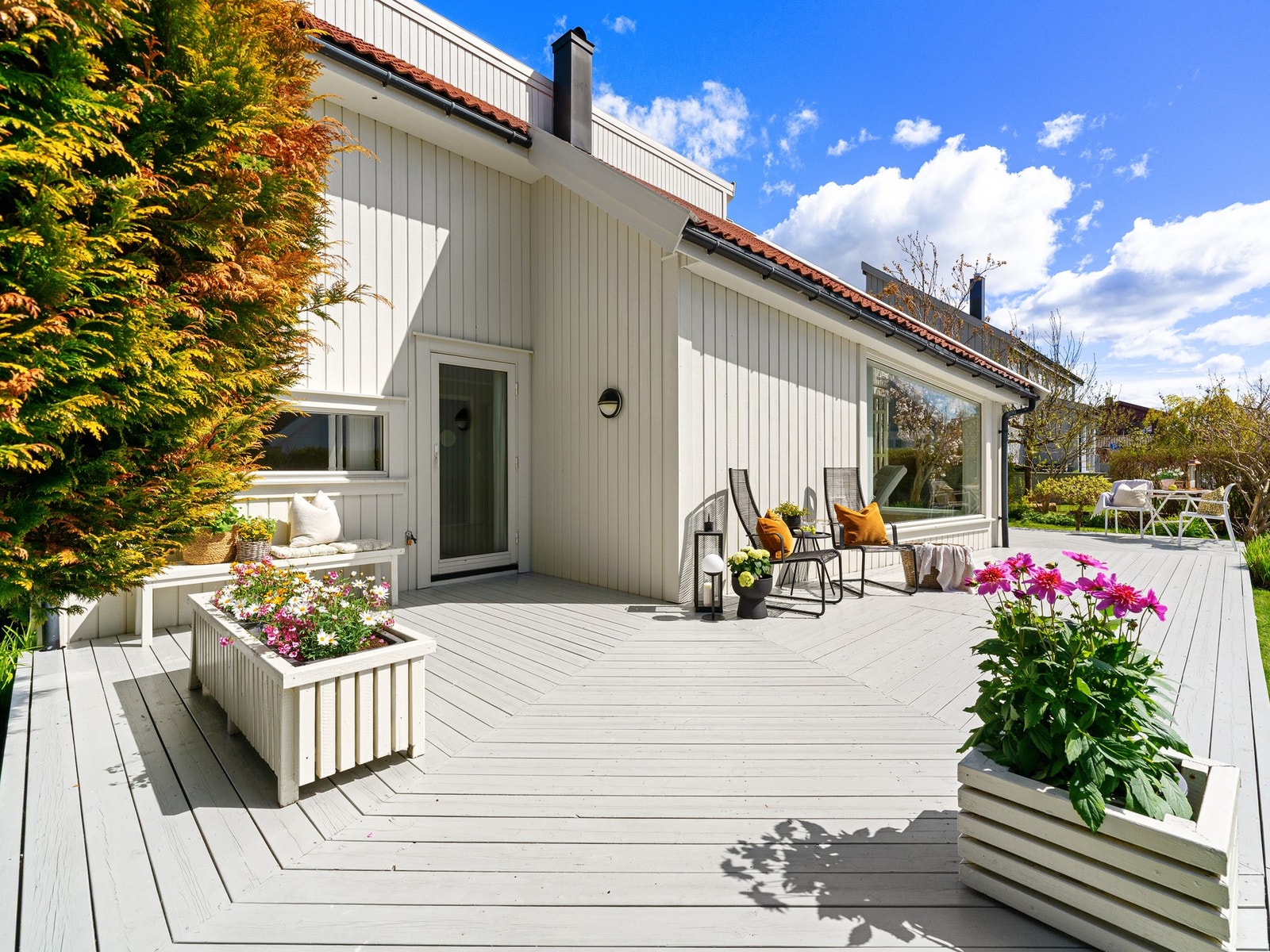 Tomten fremstår som velholdt og gjennomtenkt, godt tilrettelagt for både sosiale sammenkomster, rolige uteopphold og hverdagsliv. Galleribilde