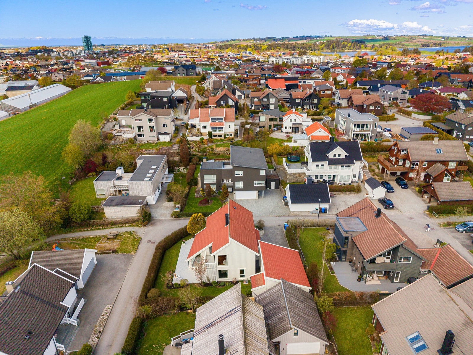 Området har kort vei til flotte tur- og rekreasjonsområder som kan benyttes gjennom hele året hvor "tjødnå" ligger i nærhet til eiendommen. Galleribilde