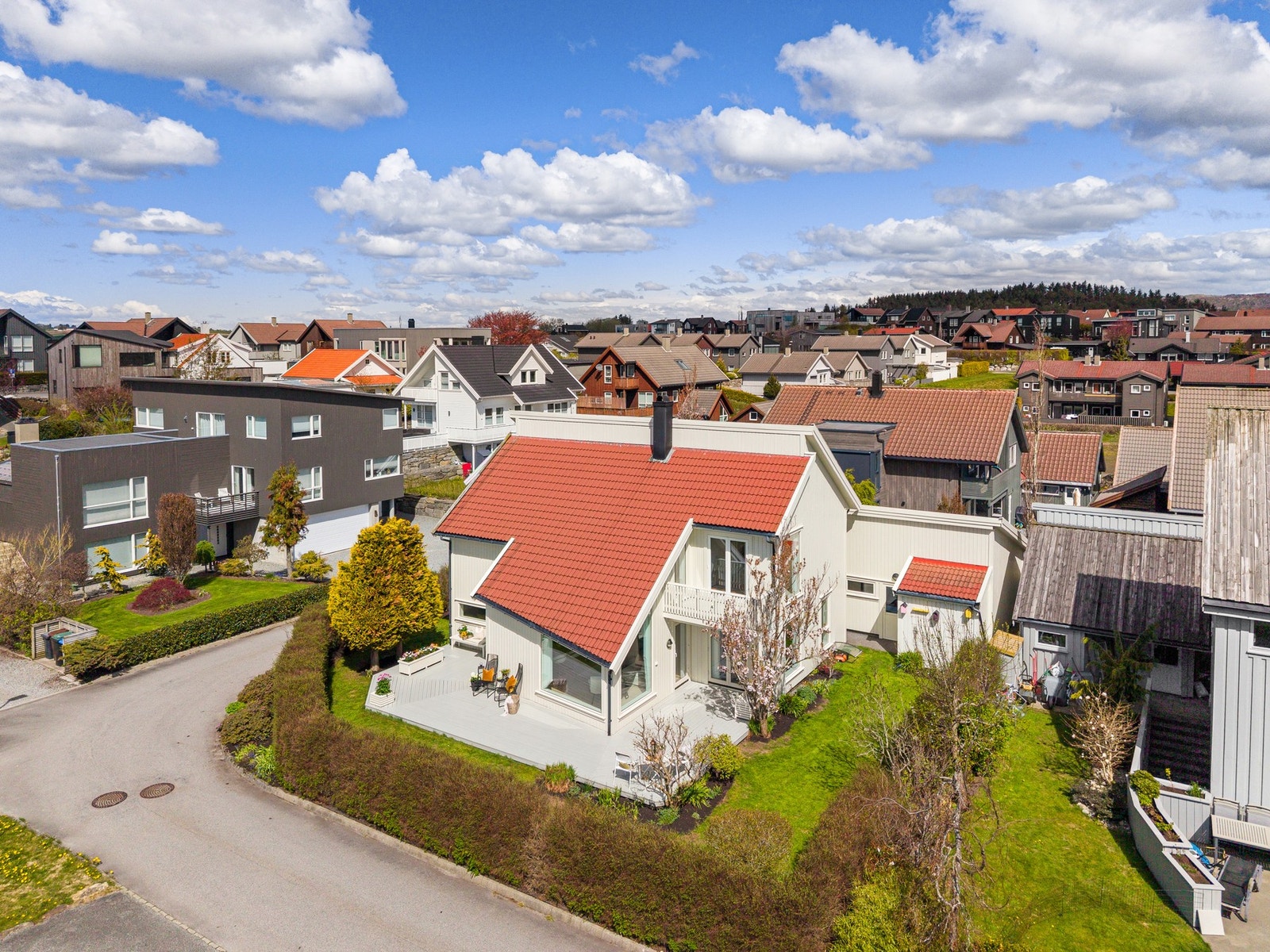 Eiendommen ligger i et veletablert boligområde på Kvålefeltet, som grenser mot det nyetablerte feltet på Eivindsholen. Galleribilde