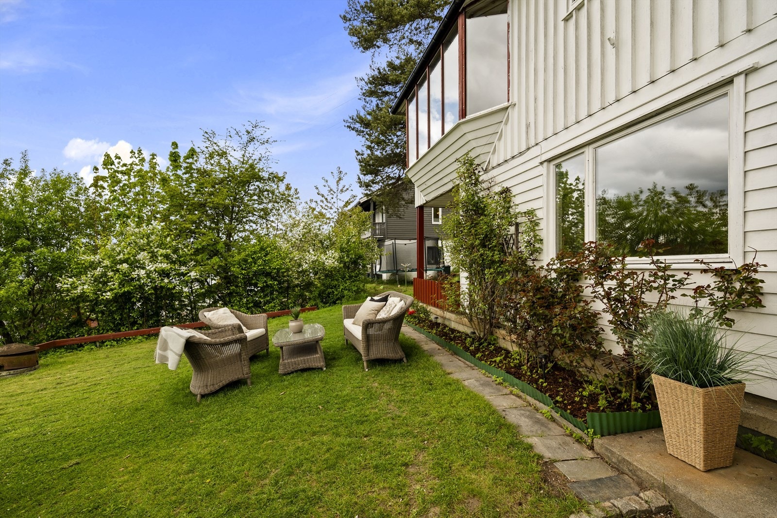 Hage med pen beplantning Galleribilde