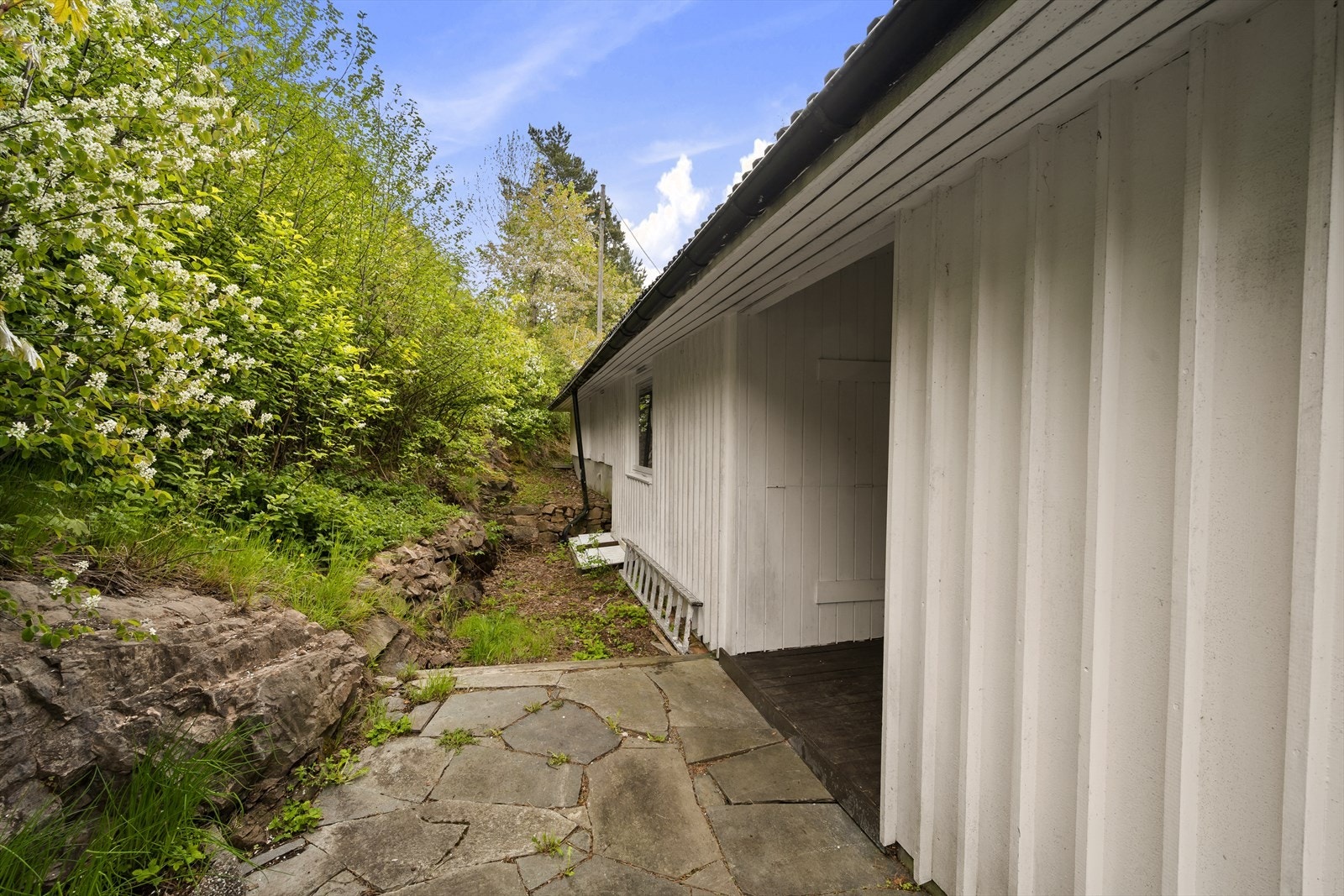 Bak huset, steinsatt område Galleribilde