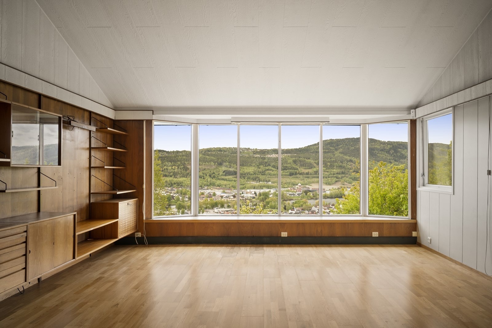 Stue med panoramavinduer og nydelig utsikt Galleribilde