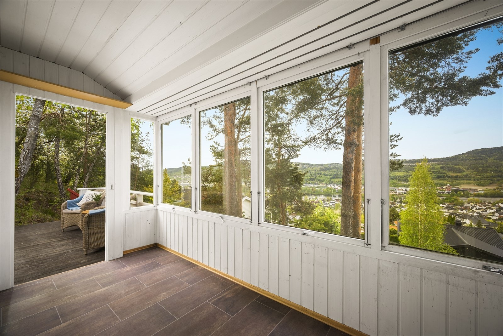 Innglasset terrasse ned utgang til hage/ sittegruppe Galleribilde