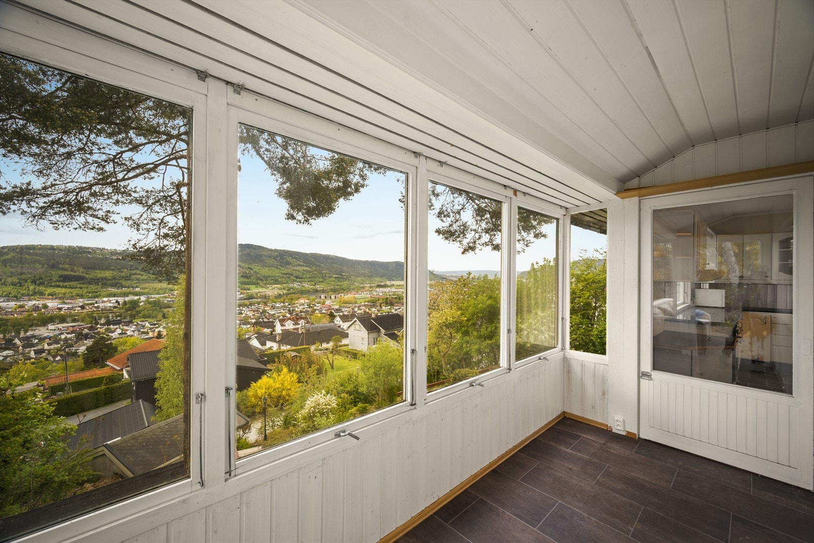 Innglasset terrasse - lun og fin vinterstid Galleribilde
