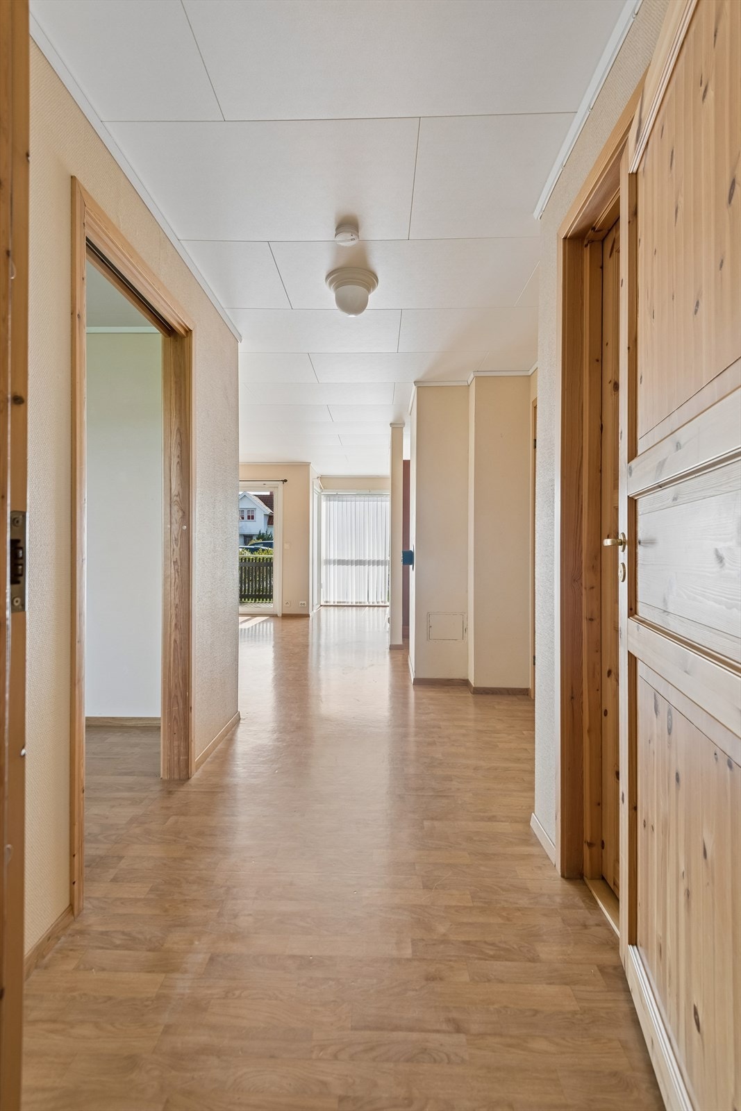 Romslig gang med soverom på venstre hånd og bad på høyre. Galleribilde