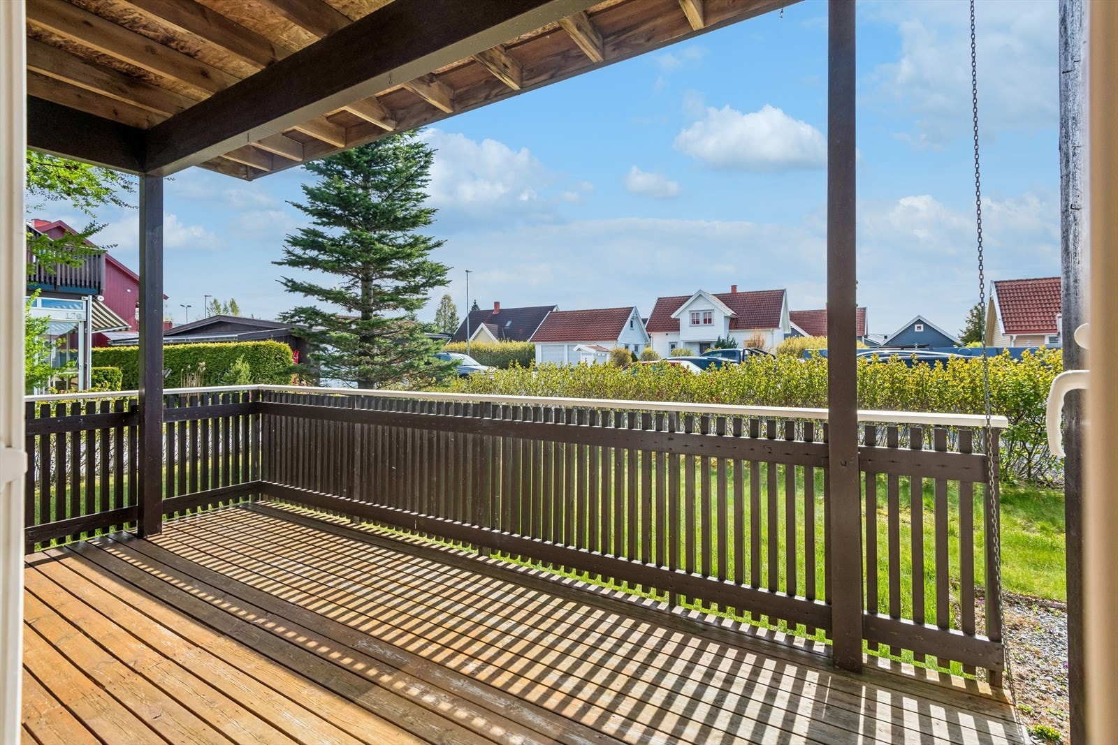 Terrasse på 17 kvm ut mot hagen. Galleribilde