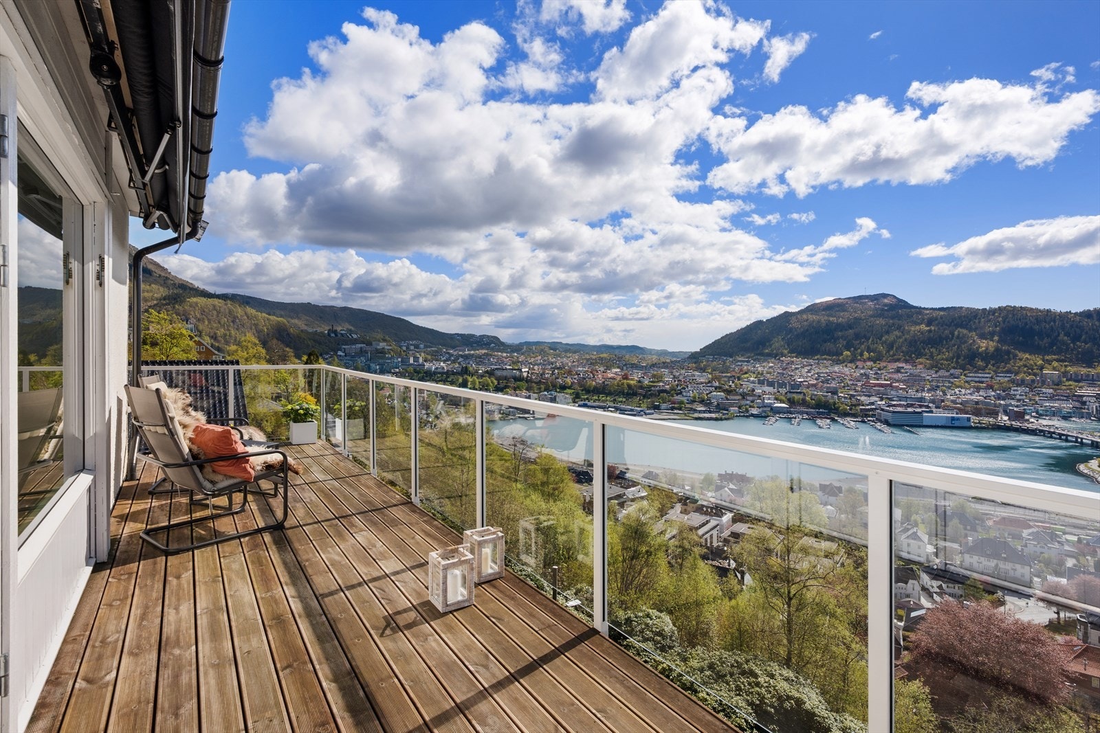 Enestående utsikt over store Lungegårdsvannet og Bergensdalen Galleribilde