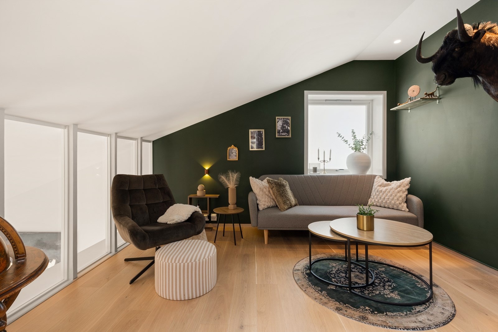 Rommet er innredet som kontor/ loftstue, men er opprinnelig et loftsrom. Dagens eier har satt inn glass som slipper inn masse lys fra stuen Galleribilde
