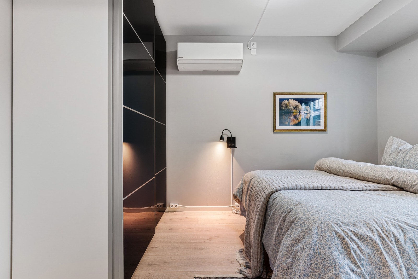 Soverom med skyvedørsgarderobe og varmepumpe. Lagt inn multisplitt Panasonic- varmepumpe m/ kjøling i stue og soverom. Galleribilde