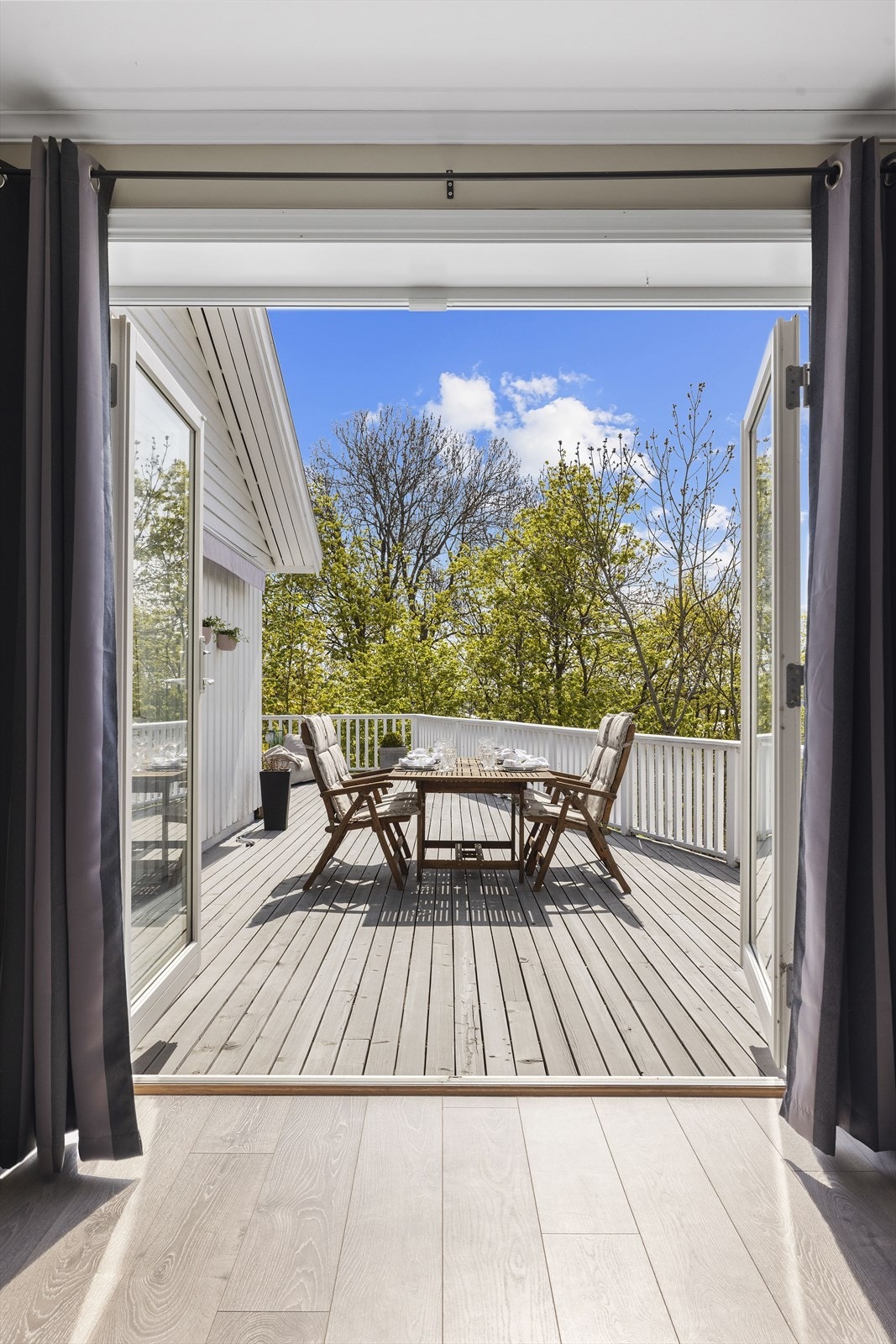 En stor dobbel terrassedør ønsker deg velkommen ut til en nydelig vestvendt terrasse med fantastiske solforhold. Galleribilde