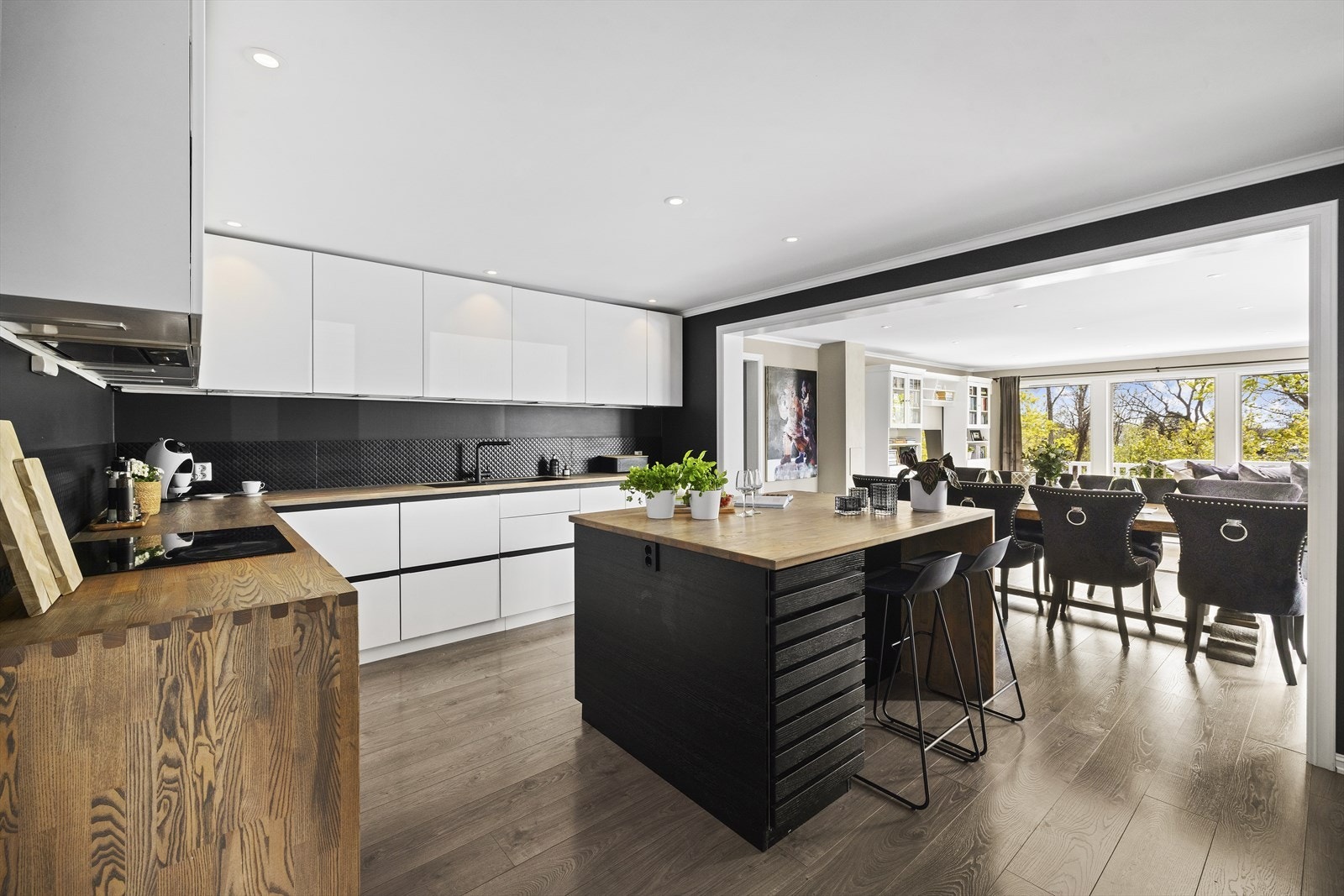 Kjøkkenet fra Kvikk, var nytt i 2019 og har hvite, elegante og slette fronter som skaper et moderne og stilrent uttrykk. Galleribilde