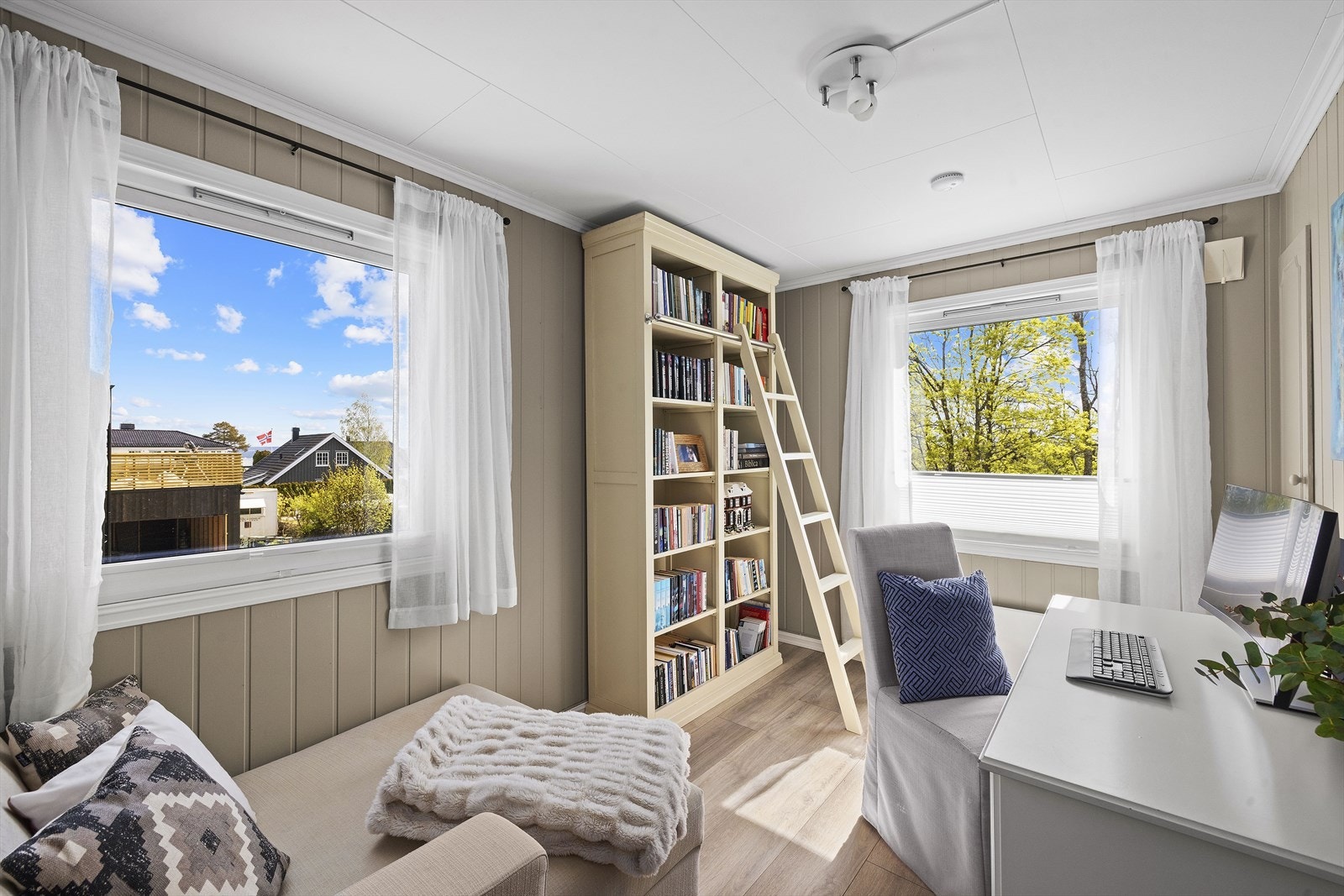 Soverommene har store vinduer og godt med lysinnslipp, noe som luftige og behagelige rom å oppholde seg i Galleribilde