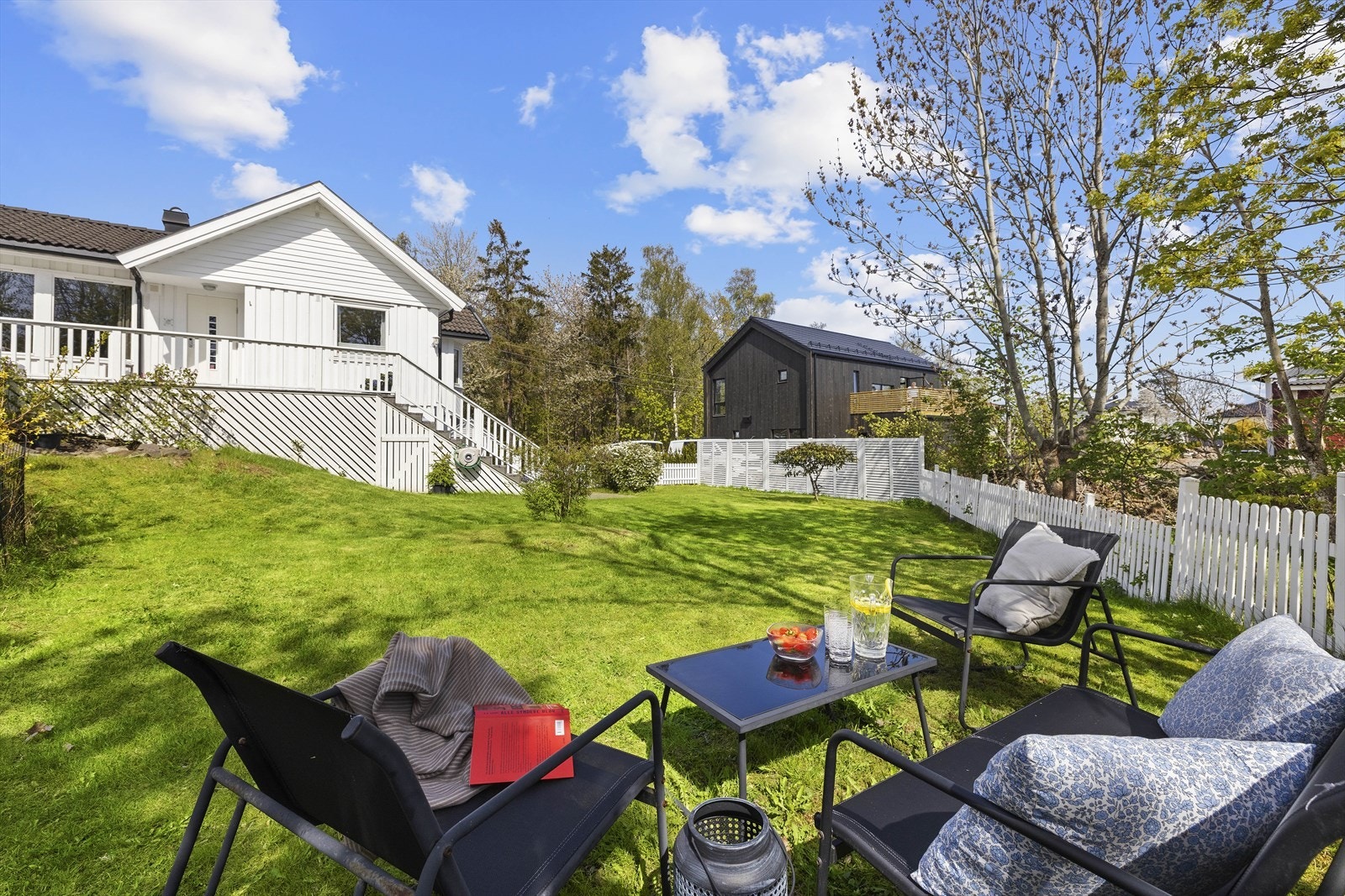 Fint beliggende eiertomt på drøye 1,1 mål, i lett skrånende terreng. Tomten er pent opparbeidet med en stor, inngjerdet hage som gir gode muligheter for både lek, rekreasjon og hyggelige sammenkomster. Galleribilde