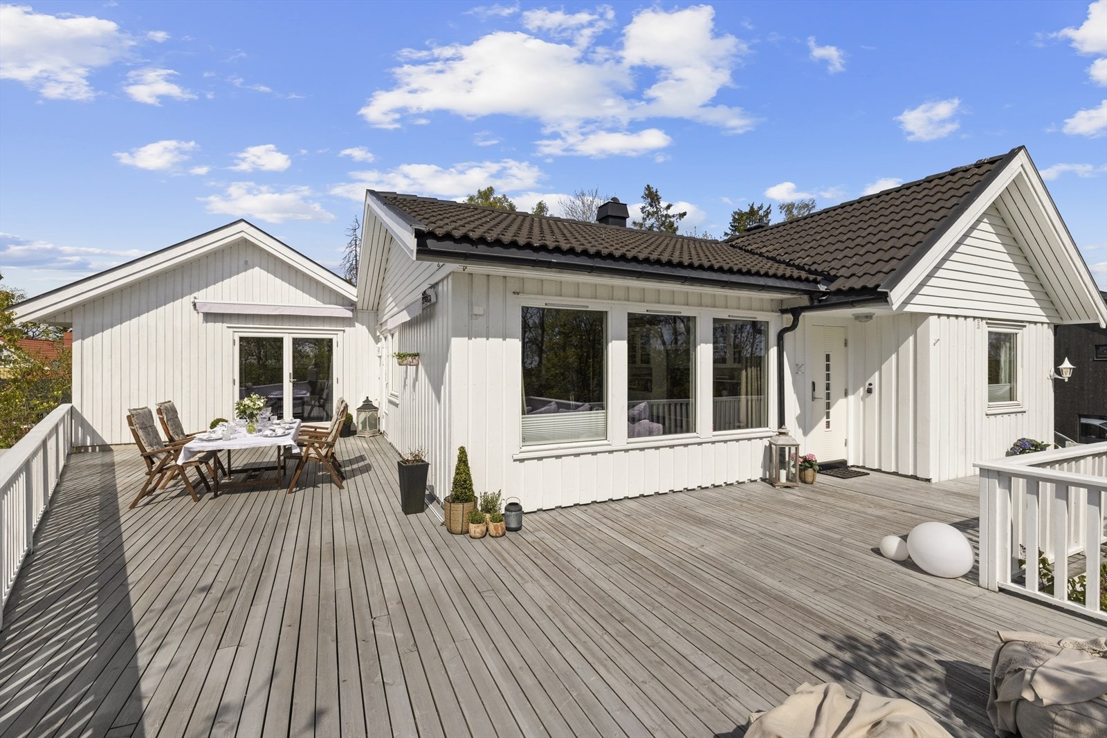 Terrassen er på nærmere 70 kvm og gir god plass til både loungeområde, spisegruppe og solrike soner hvor man virkelig kan nyte fine dager utendørs. Galleribilde