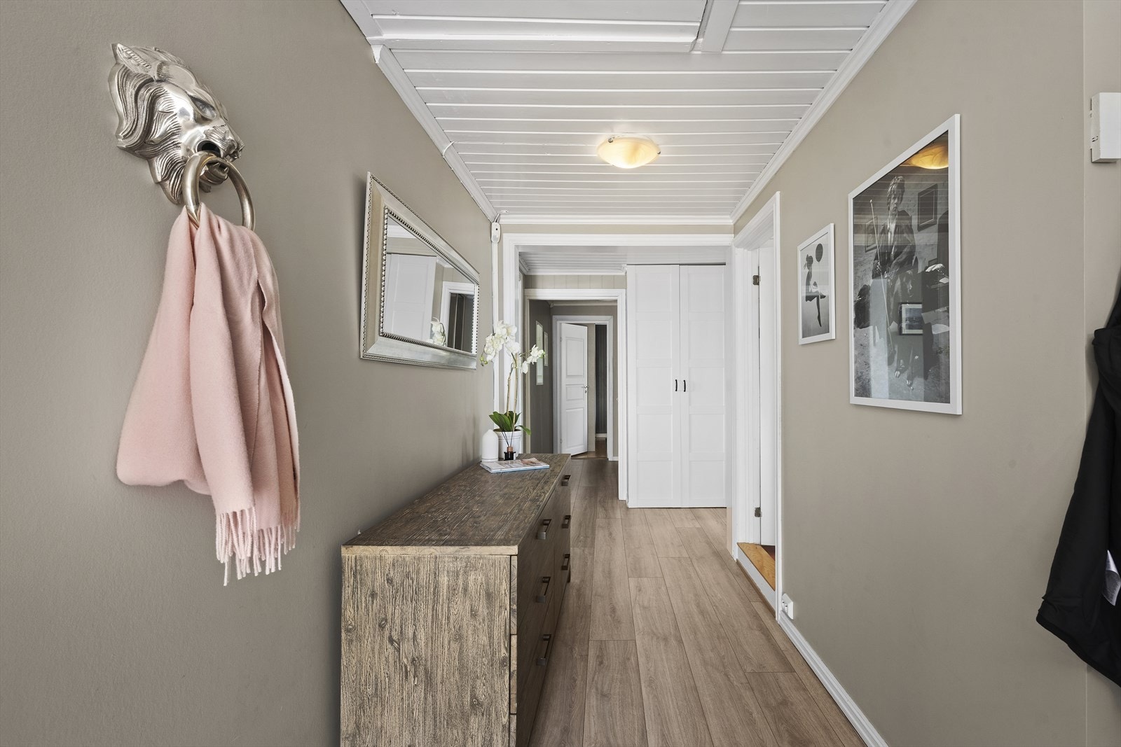 Entréen fremstår som lys og innbydende, med god plass til oppbevaring av yttertøy og sko. Galleribilde