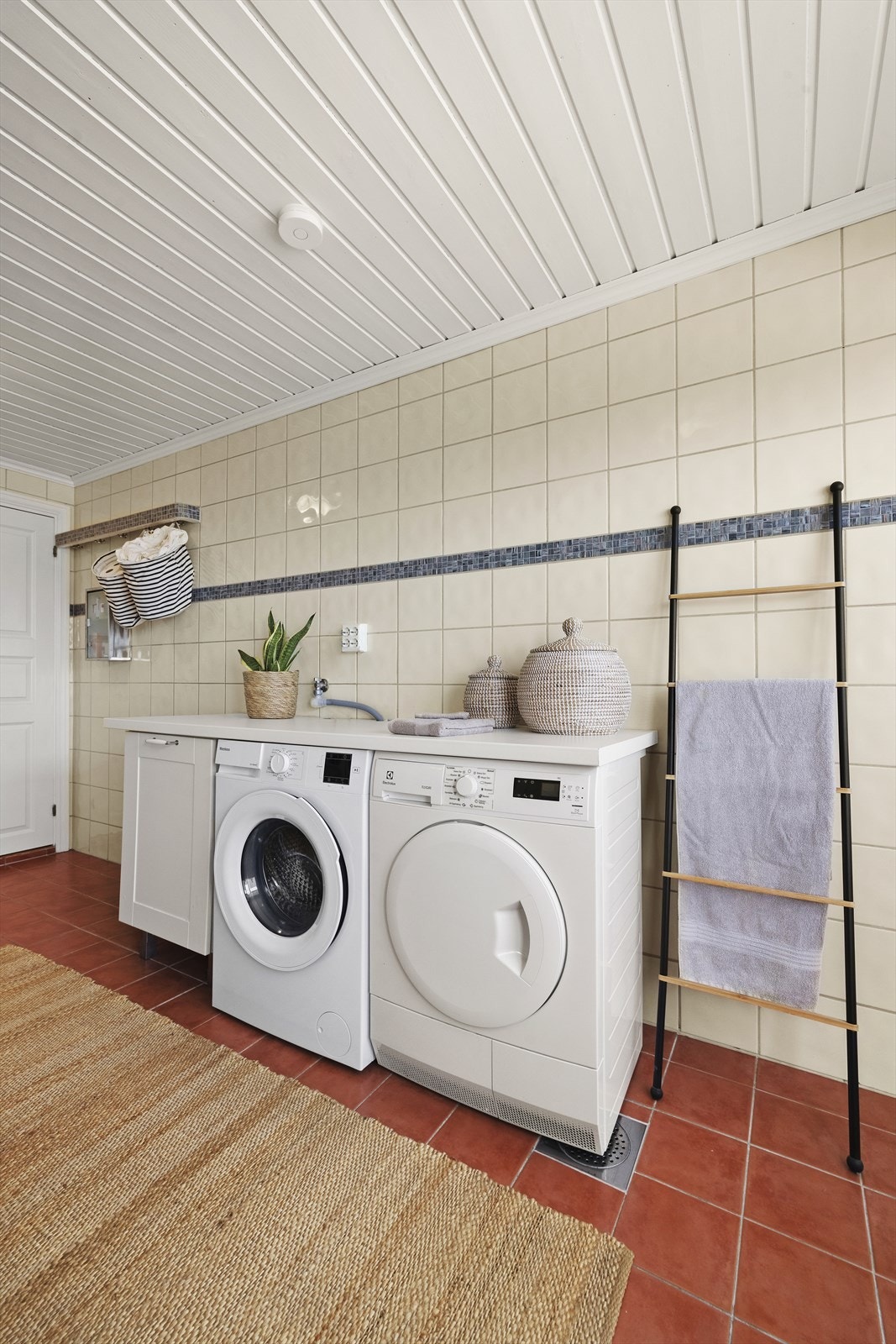 Badet fremstår som praktisk og funksjonelt, med gode oppbevaringsmuligheter. Galleribilde