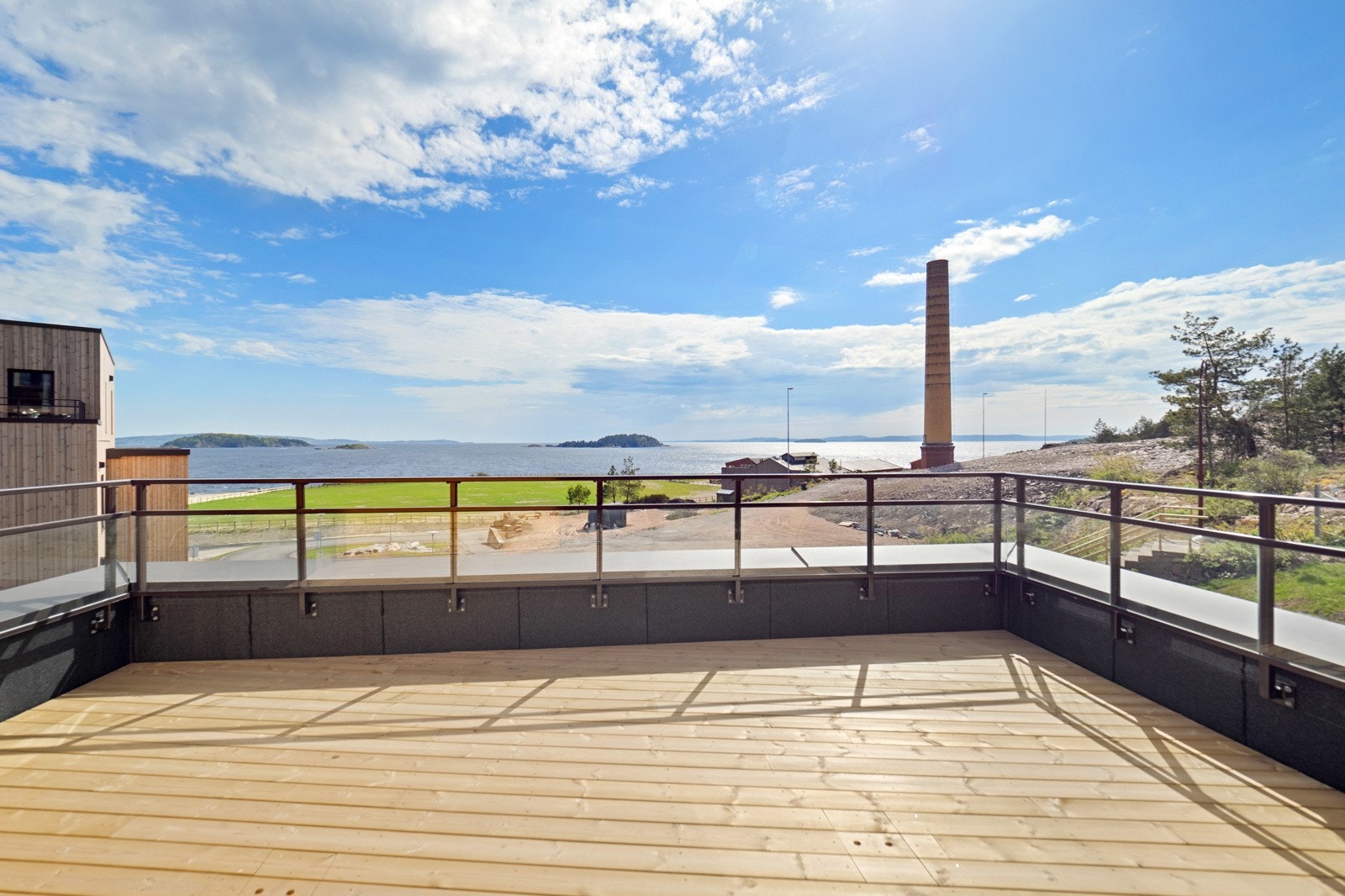Fra stuen er det utgang til stor terrasse med flott fjordutsikt og gode solforhold Galleribilde