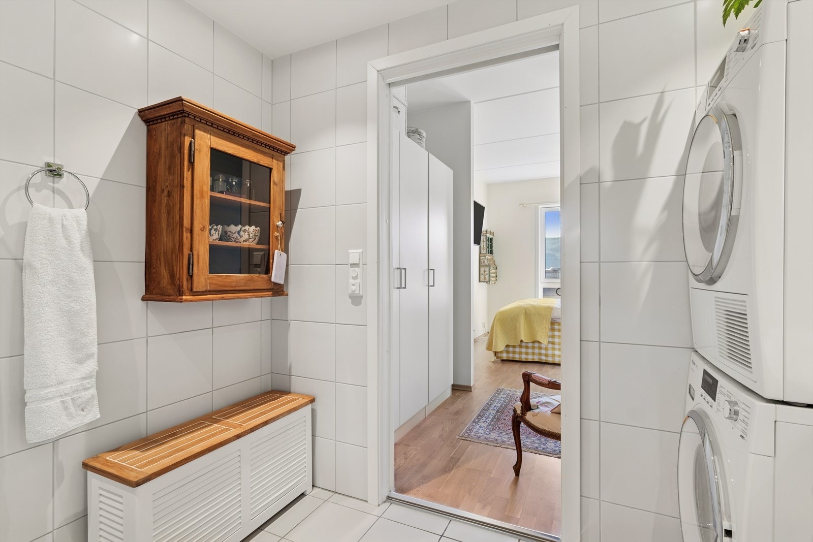 Badet er moderne og funksjonelt med fliser på vegger og gulv, som gir et stilrent og elegant uttrykk. Galleribilde