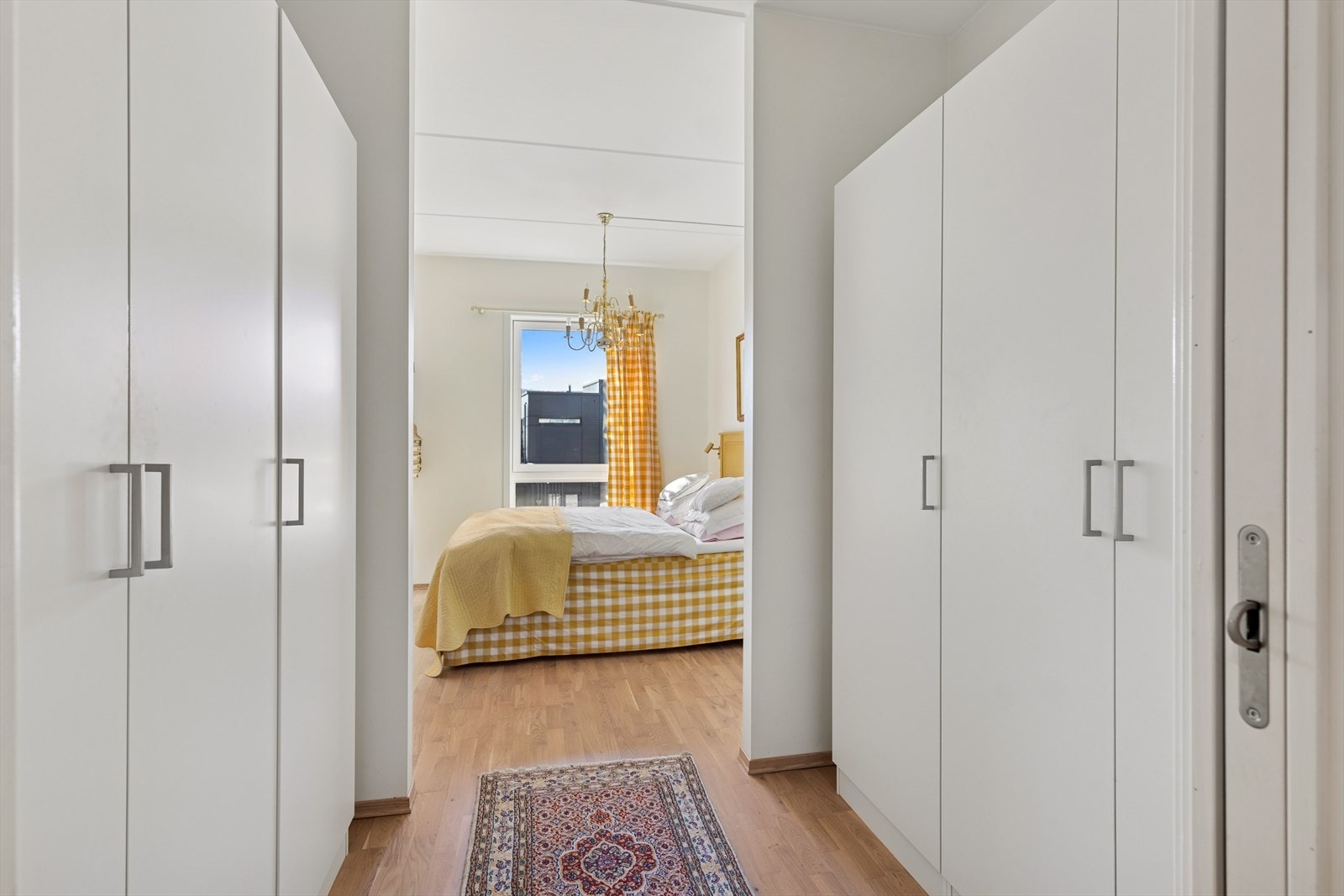 Walk- in- closet med rikelig plass til oppbevaring. Galleribilde