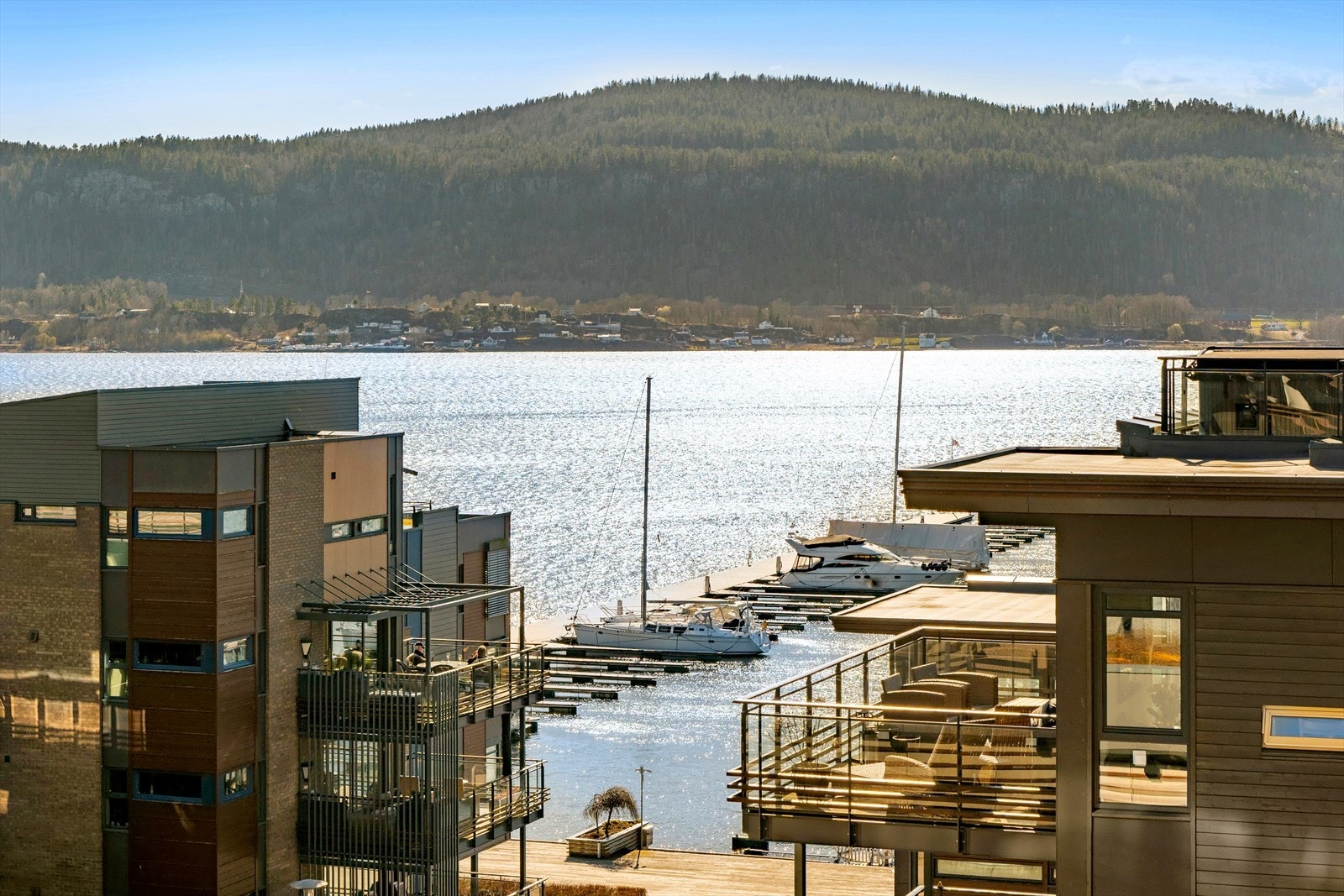 Fra balkongen er det flott utsikt mot fjorden og fine solforhold. Galleribilde