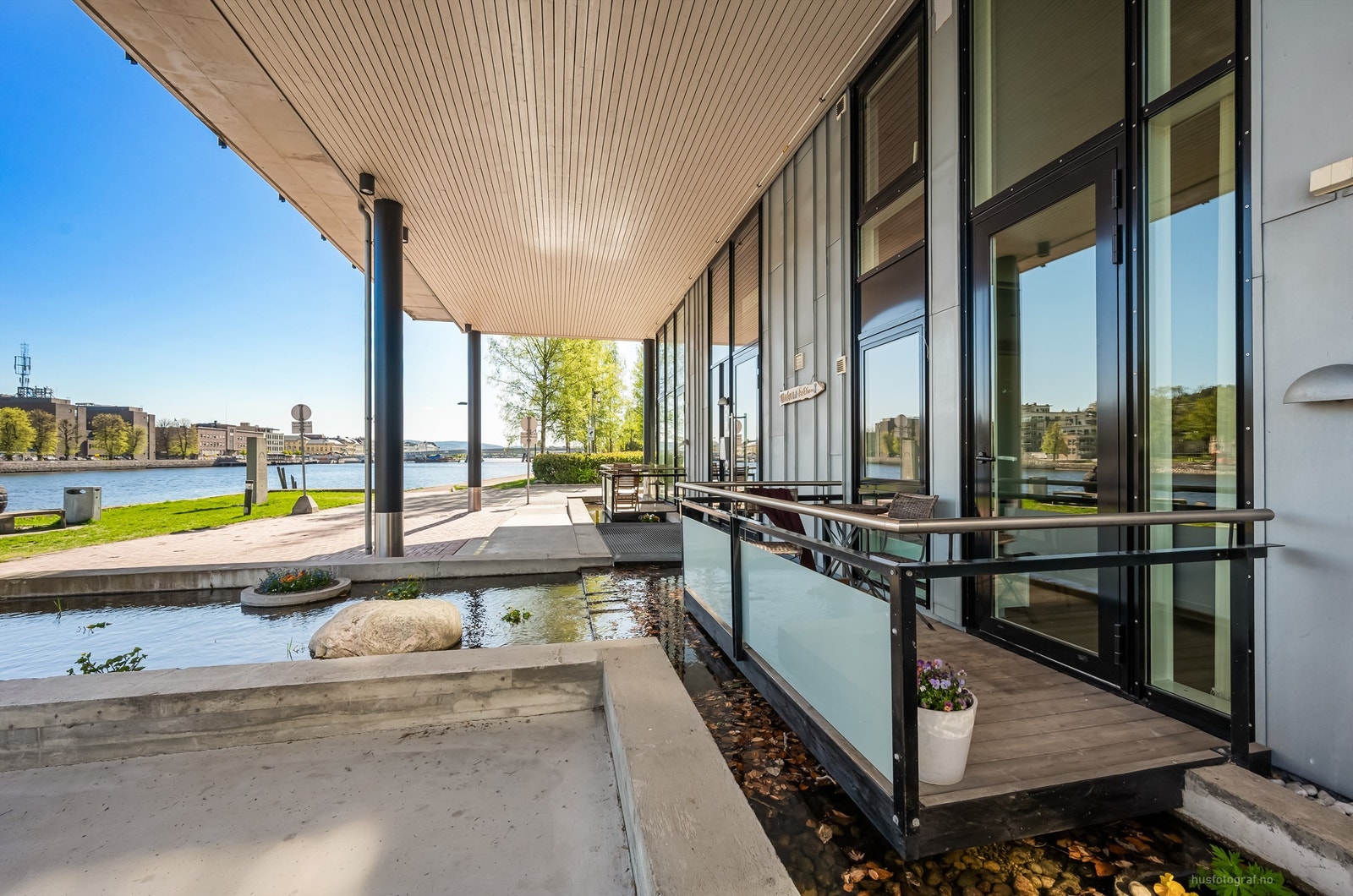 Overbygget vestvendt platting på ca. 4 kvm Galleribilde