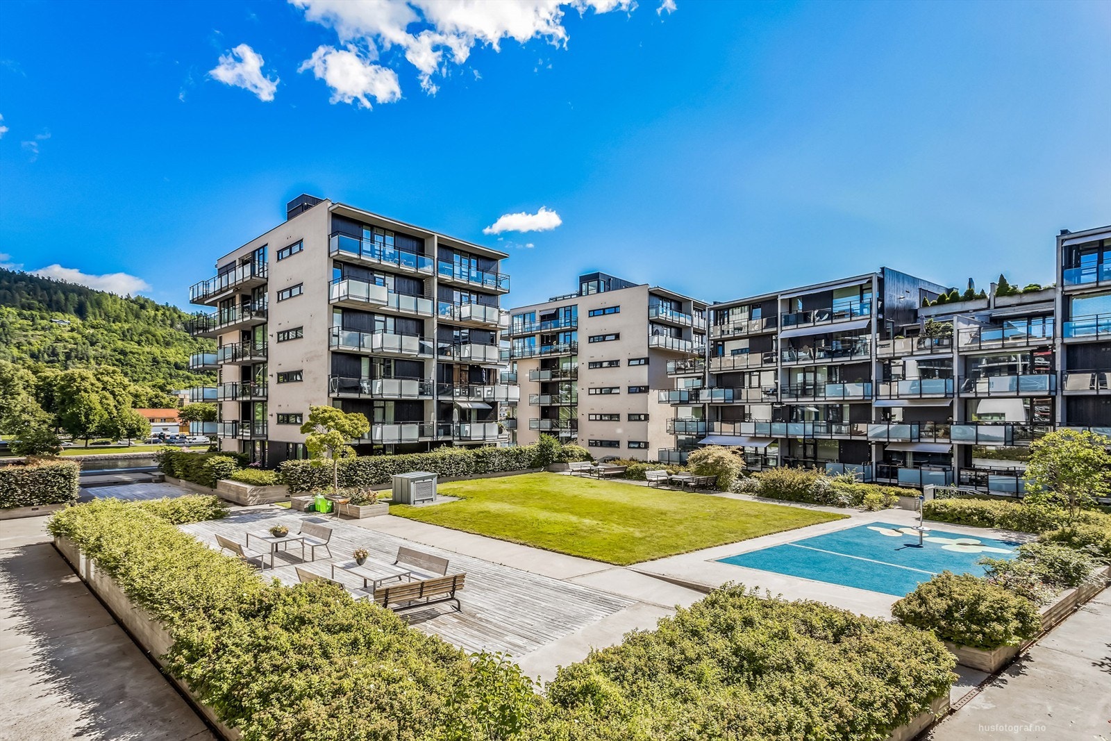 Opparbeidet hyggelig felles atrium i midten av sameiets bygninger - pent opparbeidet med sittebenker og lekeapparater Galleribilde
