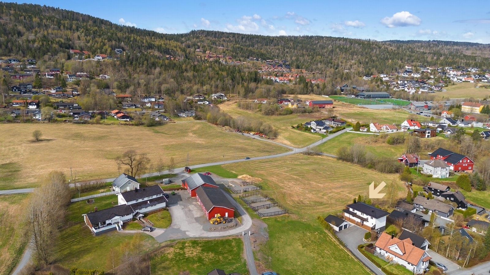 Landlig og fredelig beliggenhet i grønne omgivelser, samtidig sentralt med kort gang til bl.a. skole, barnehage, buss m.m. Galleribilde