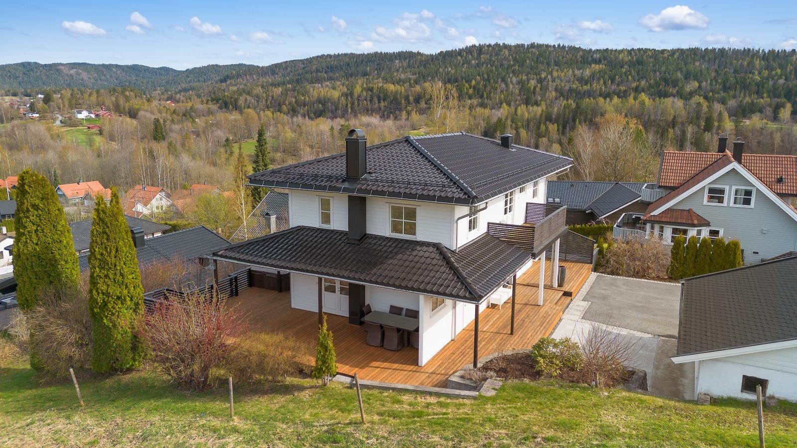 Det er store terrasser på alle sider av huset, her fra terrasse ved inngangssiden og terrasse med tilgang fra stuen i 1. etasje - sydvestvendt og dels overbygd terrasse med meget gode solforhold Galleribilde