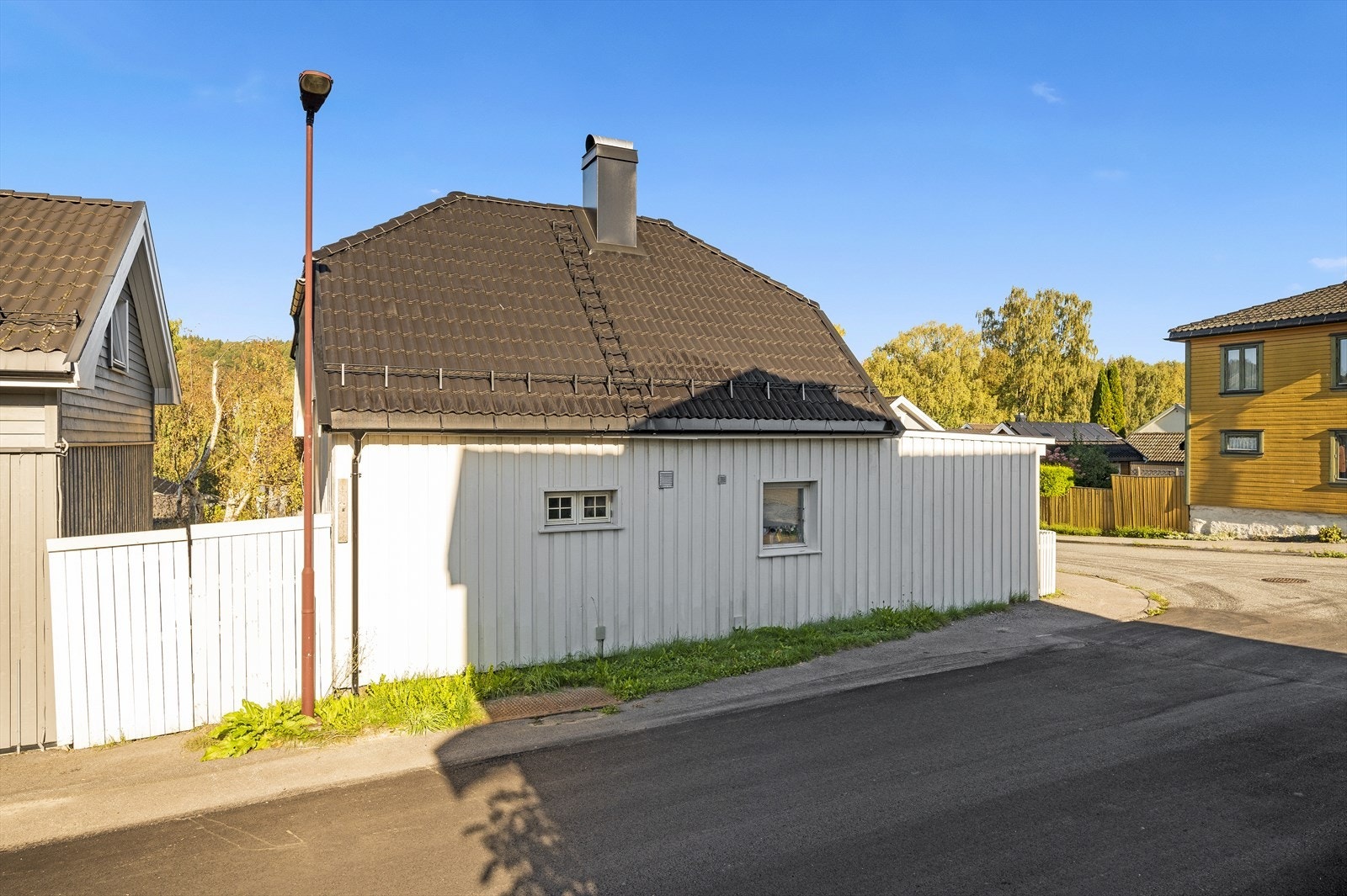 Parkering på utsiden av boligen langs veien Galleribilde