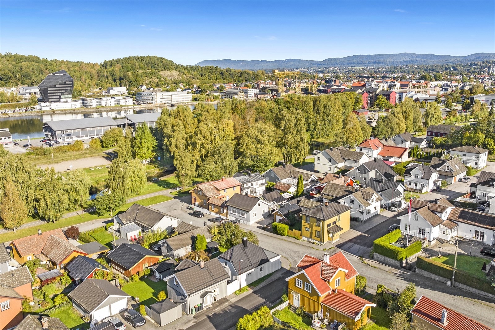 Fra eiendommen er det kort gangavstand til barnehager, skoler, dagligvare og Down Town kjøpesenter Galleribilde
