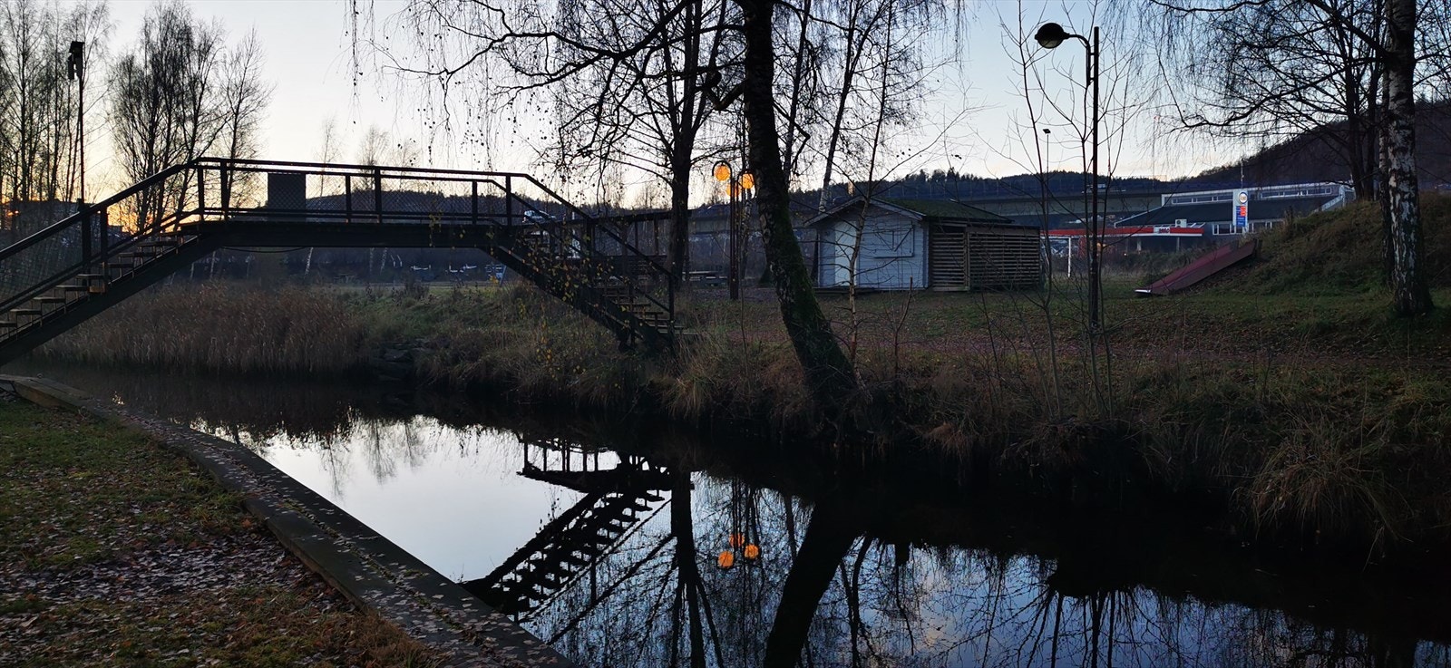 Privat bilde. Ved kanalen like nedenfor huset Galleribilde